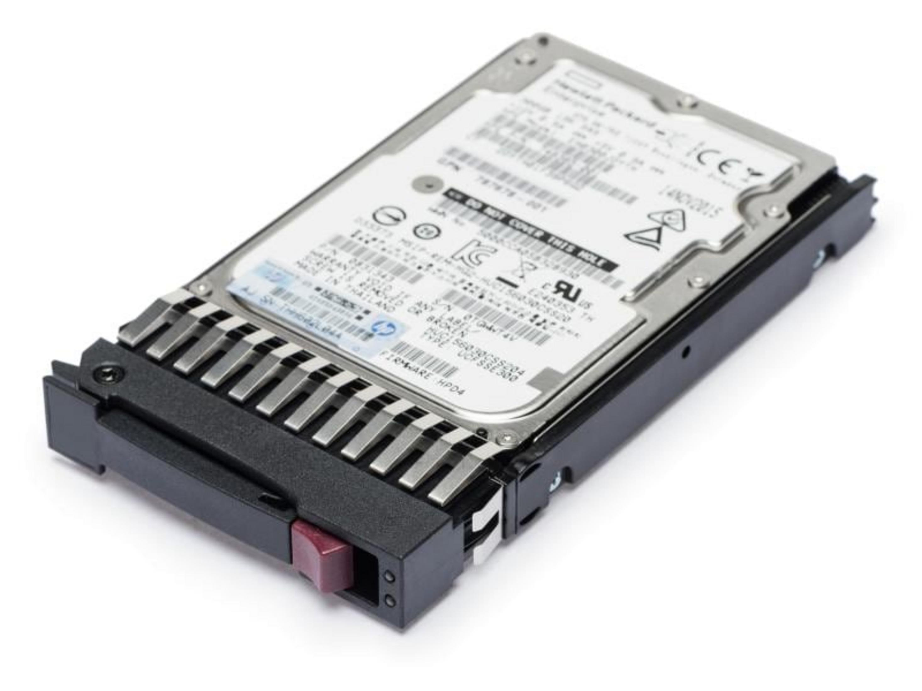 Un hard disk argentato e nero con etichette dati.