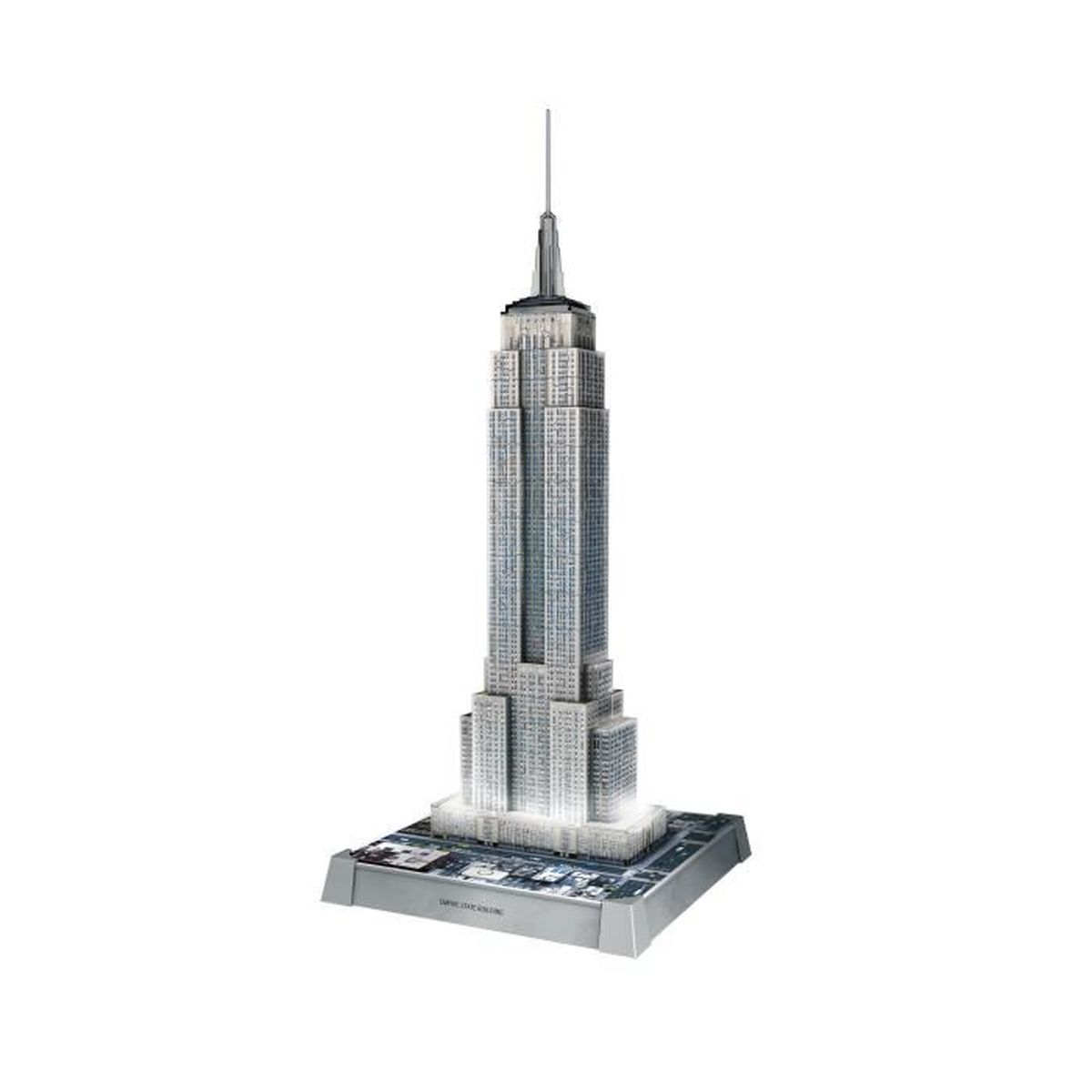 Ein detailliertes Modell des Empire State Building auf weißem Grund.