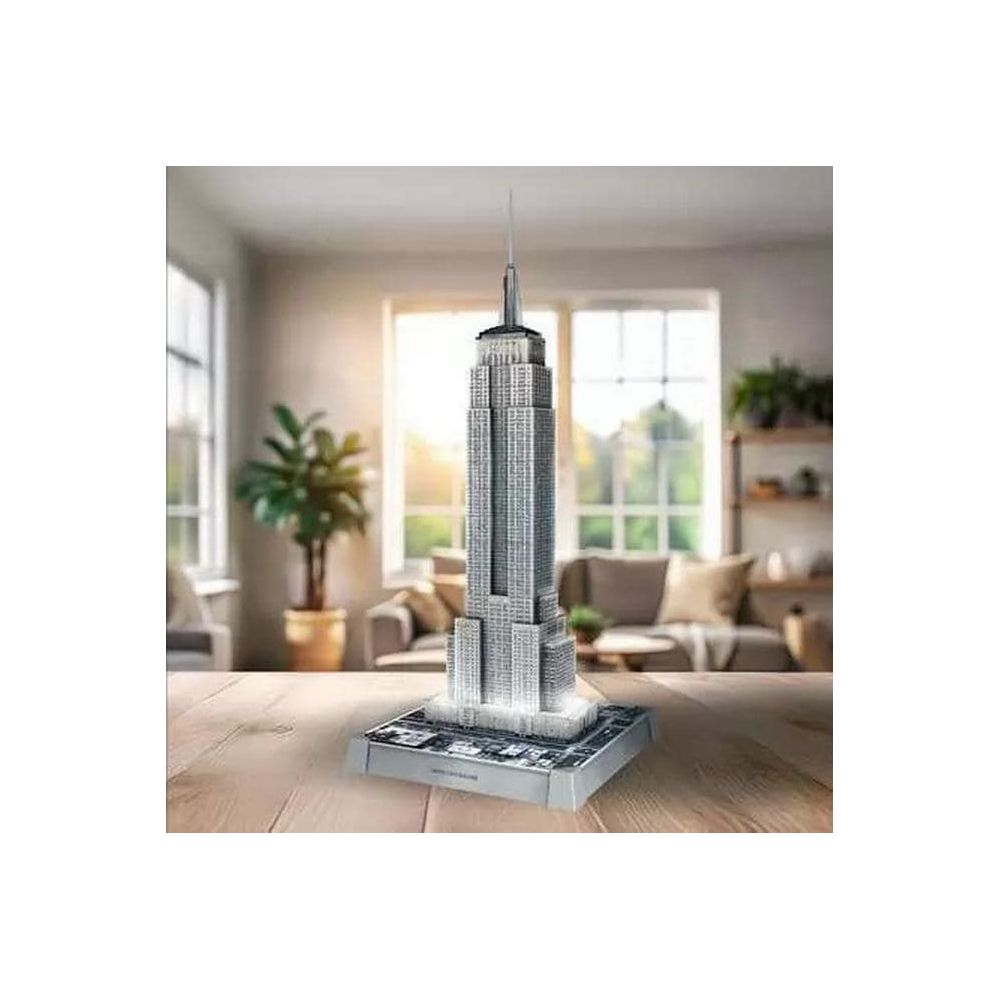 Ein detailliertes Modell des Empire State Buildings steht auf einem Holztisch.