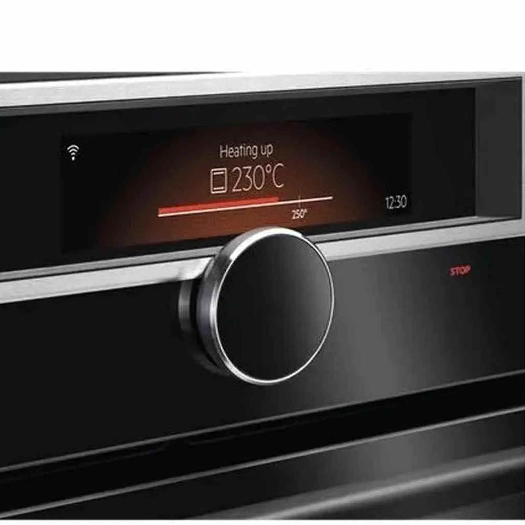 Oven display toont 230°C, aan het opwarmen. Een grote zwarte knop is op de voorgrond.