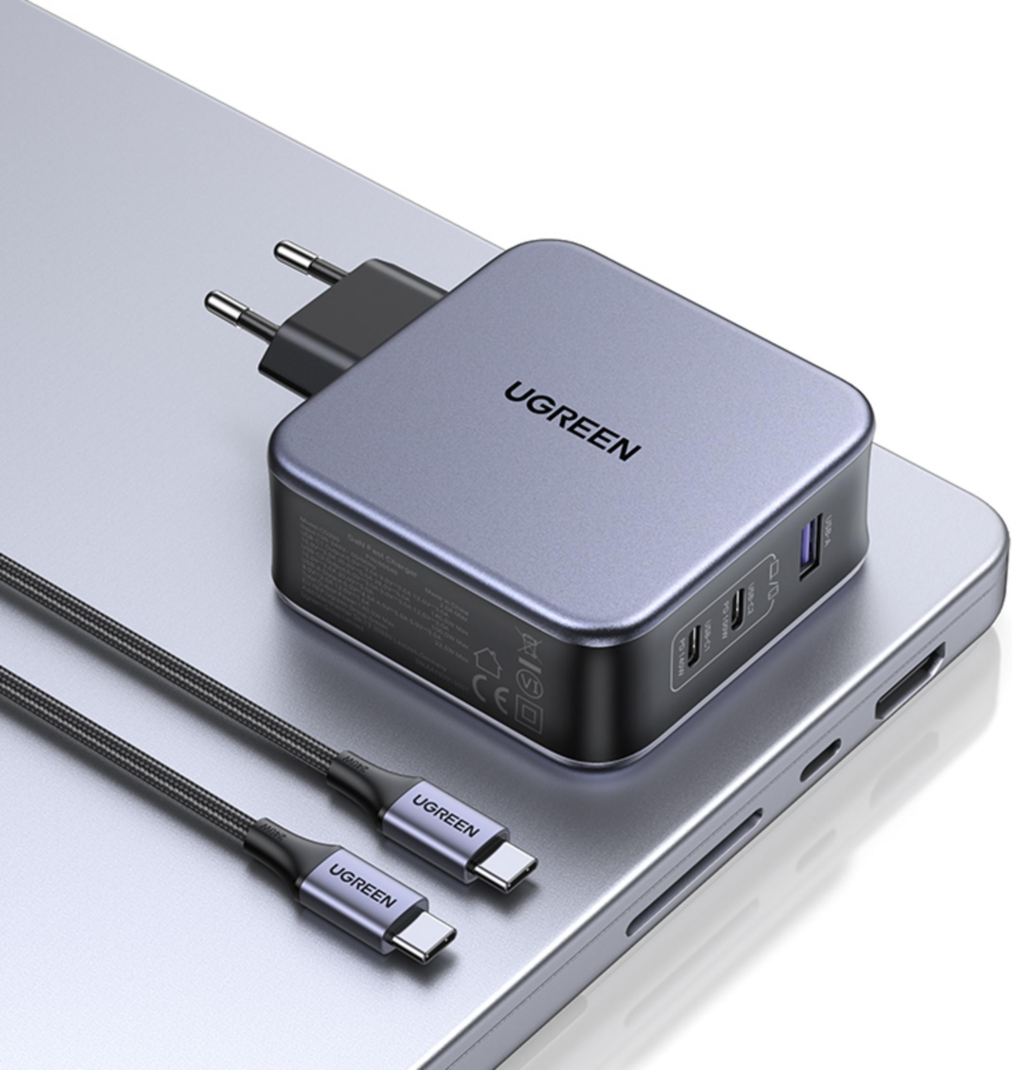 İki USB-C ve iki USB-A bağlantı noktasına sahip gri UGREEN şarj cihazı, yanında iki siyah USB-C kablosu.