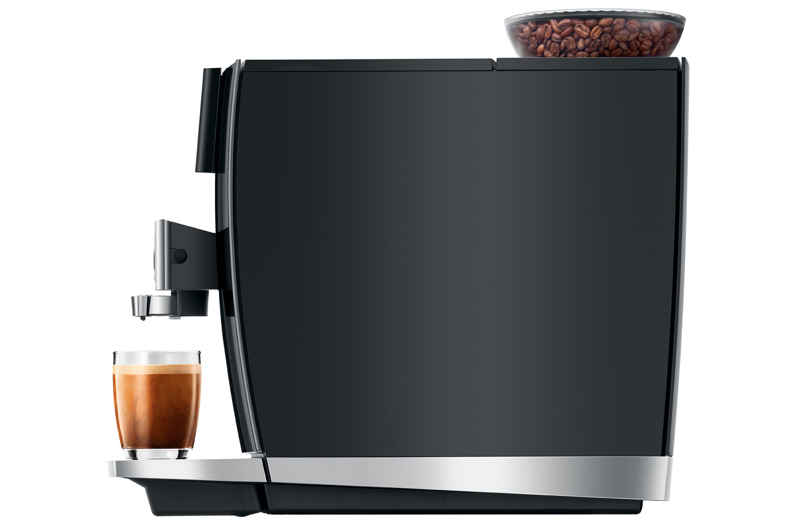 Schwarze Kaffeemaschine mit Glas Kaffeebohnen oben und Espresso im Glas.