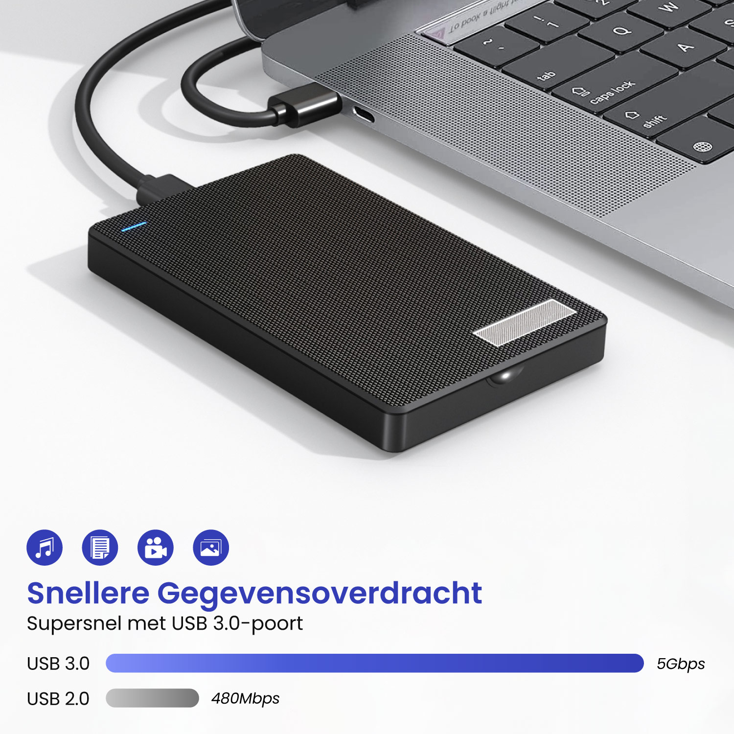 Zwarte externe harde schijf met USB 3.0-kabel aangesloten op een laptop.