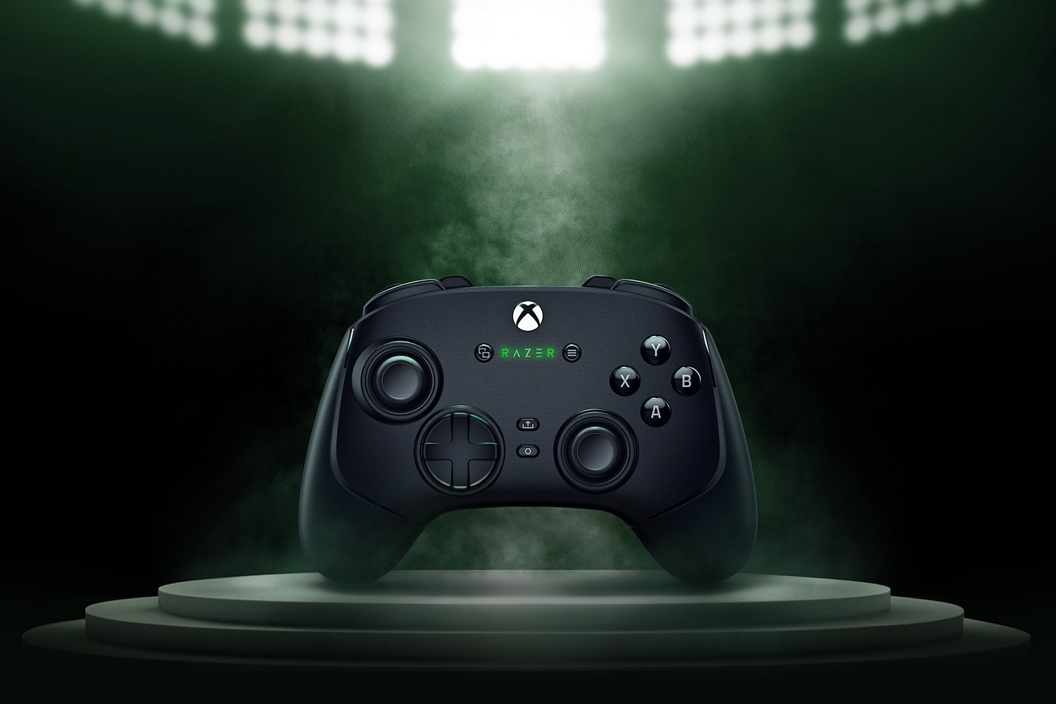 Un controller Xbox nero con logo Razer su un palco sotto i riflettori.