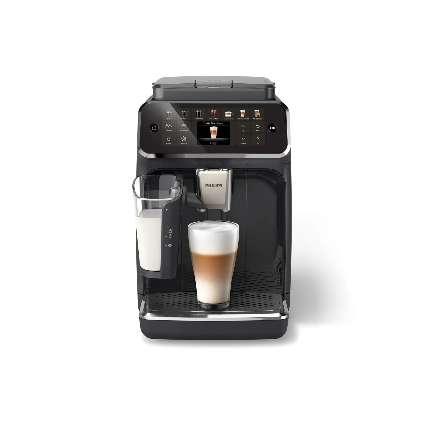 Czarny automatyczny ekspres do kawy z dzbankiem na mleko i latte macchiato w szklance.
