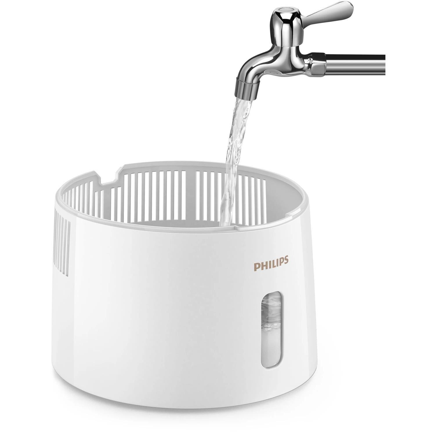 L'acqua scorre da un rubinetto cromato in un contenitore bianco Philips con fessure di ventilazione.