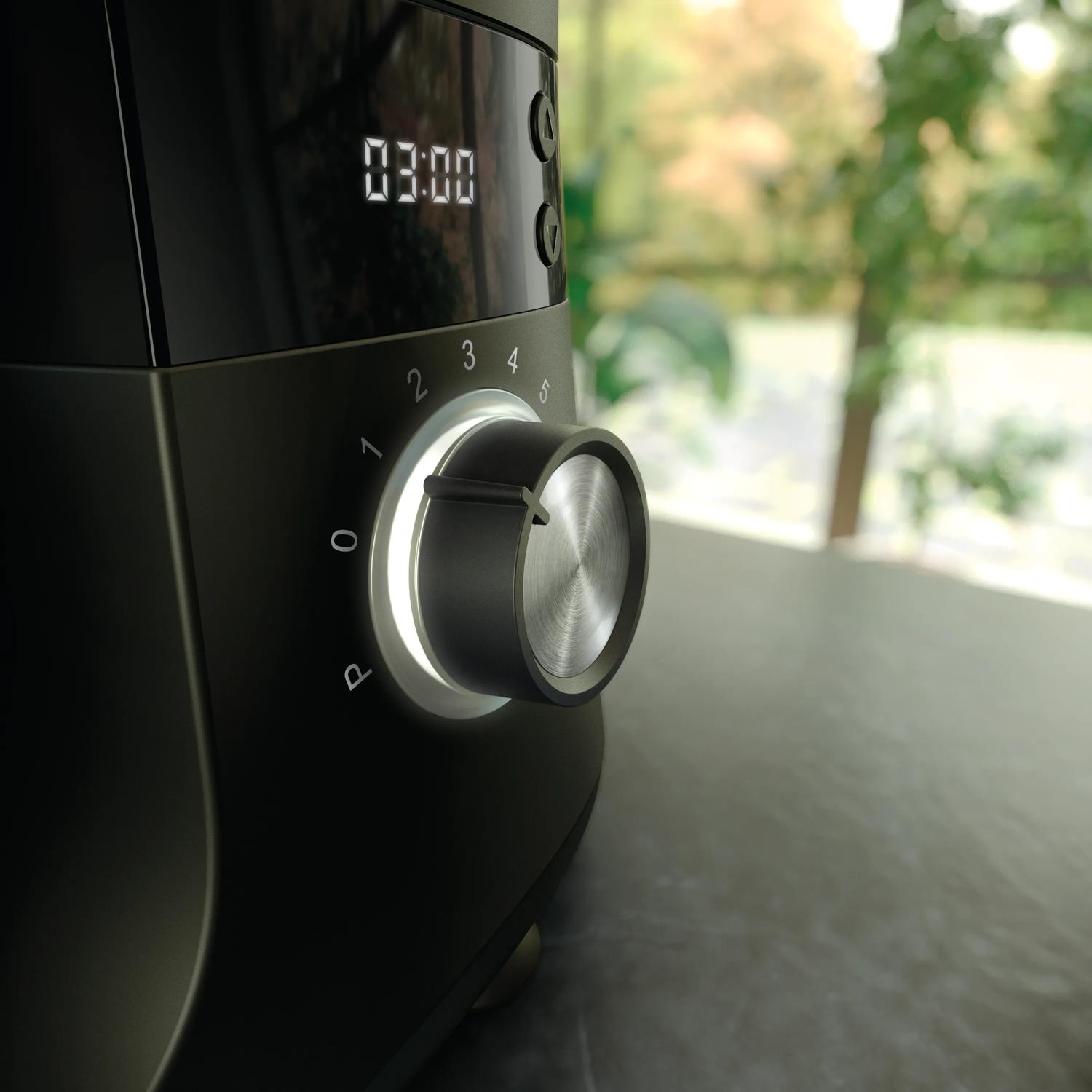Un frullatore nero con quadrante illuminato e display digitale, sfondo sfocato.