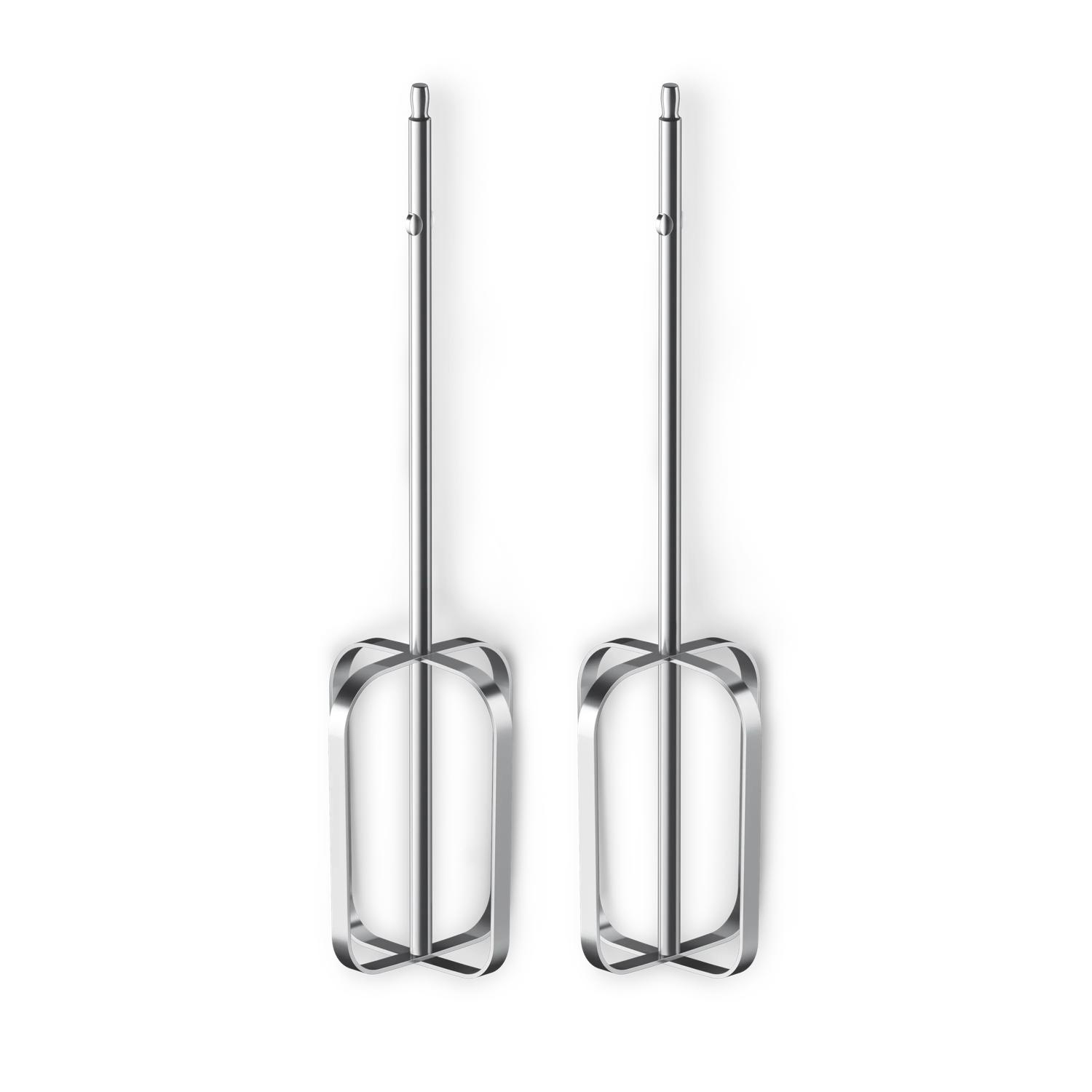Twee zilveren garde-opzetstukken voor een handmixer naast elkaar.
