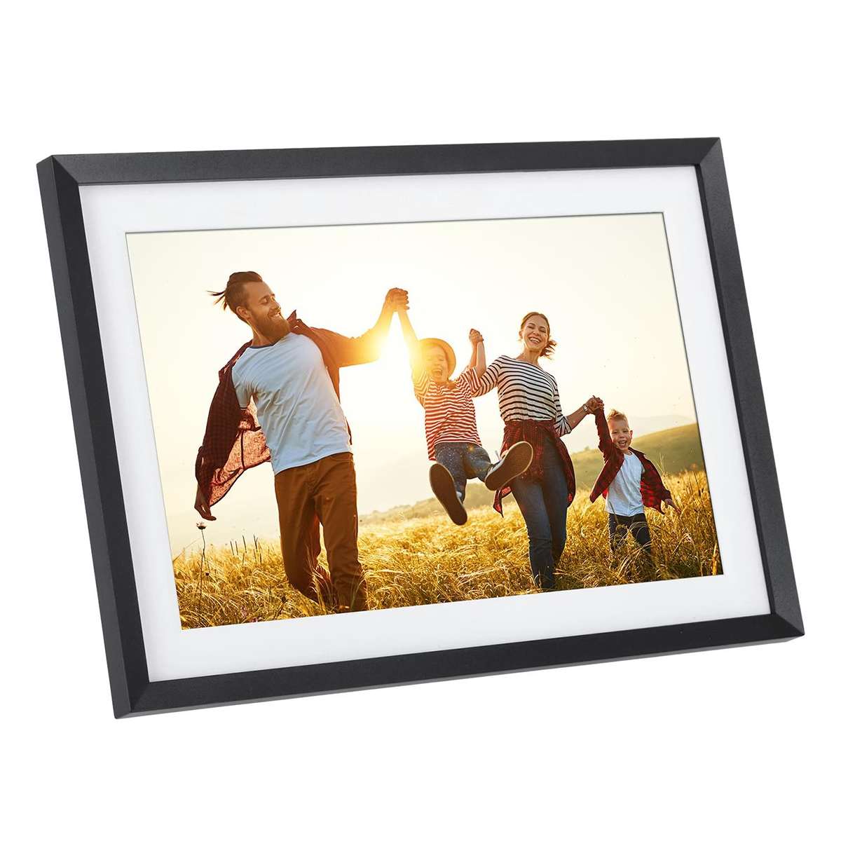 Familie lacht und spielt im goldenen Sonnenlicht auf einem Feld.