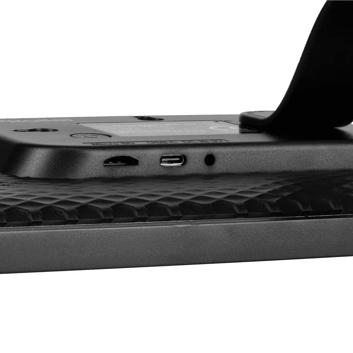 Naheaufnahme von schwarzen Anschlüssen: Micro-SD-Karte, USB-C und ein Loch.