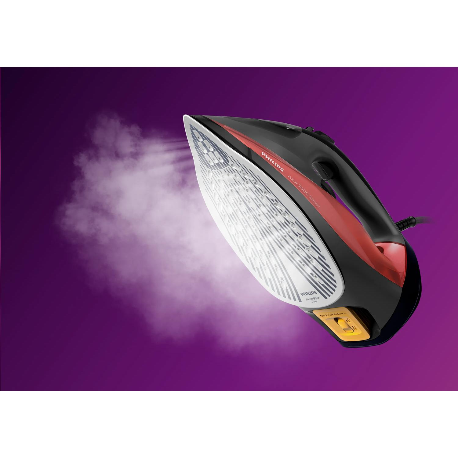 Ein schwarzes und rotes Philips Bügeleisen gibt Dampf auf lila Hintergrund ab.