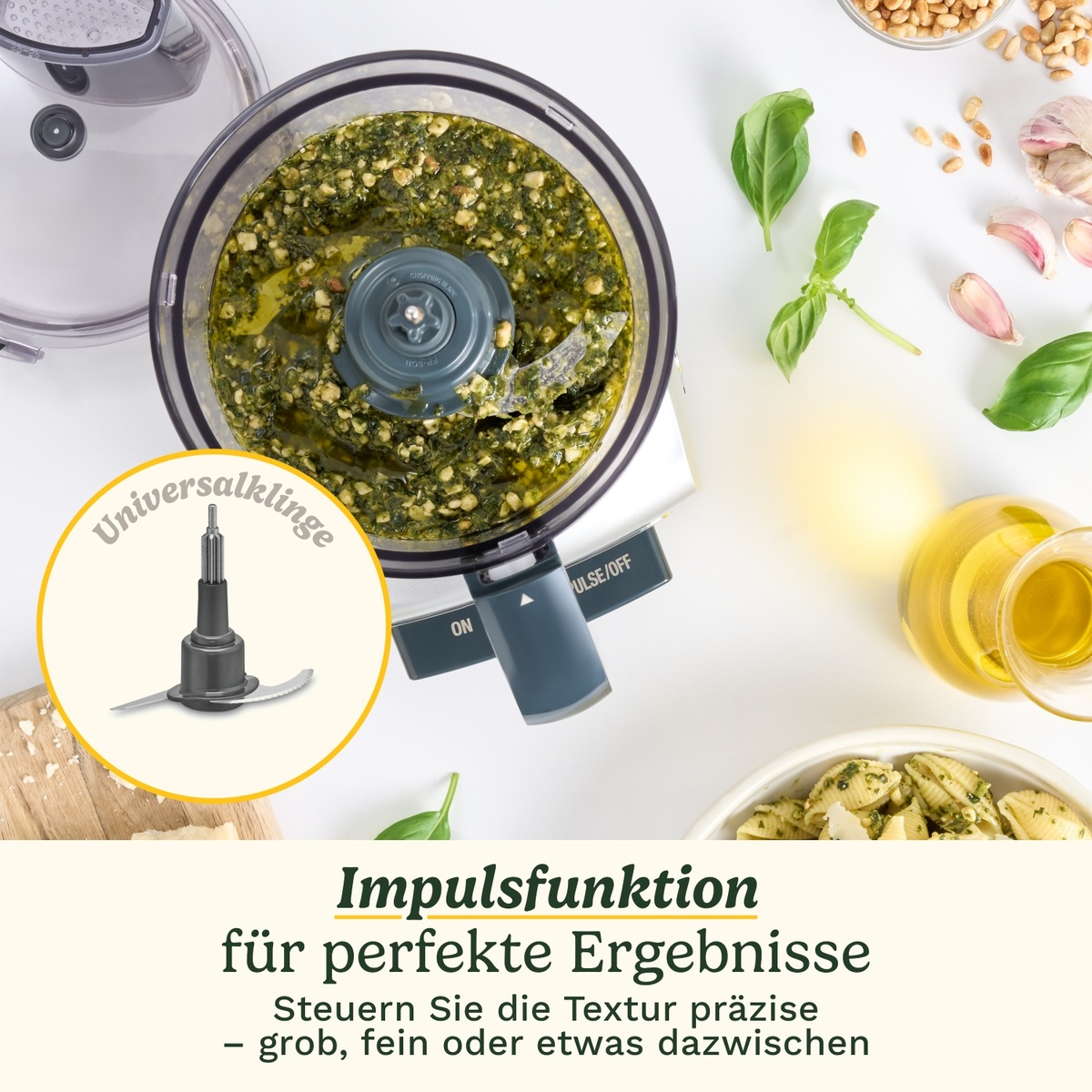Un robot da cucina con pesto appena fatto e ingredienti come basilico, aglio e pinoli.