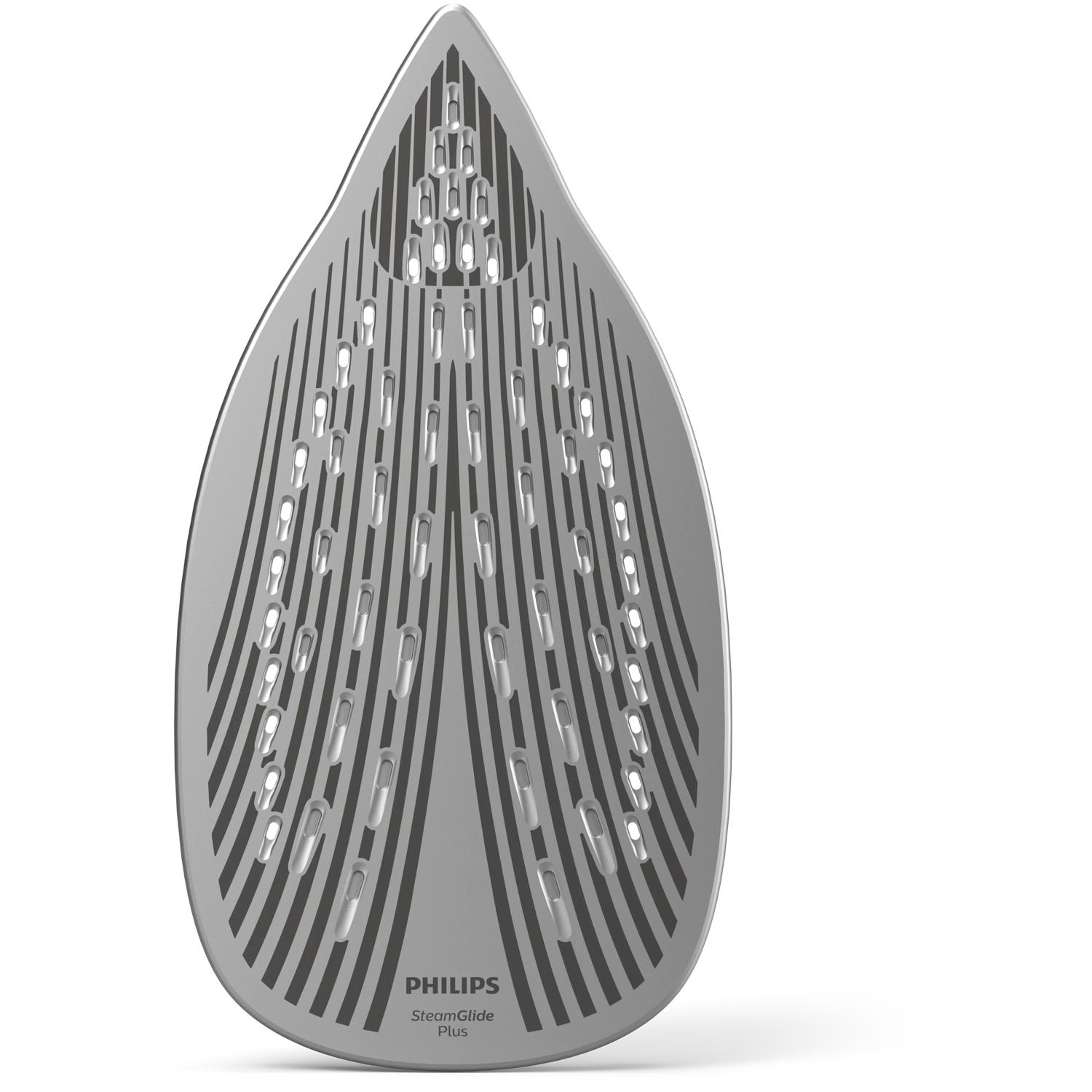 Podeszwa srebrnego żelazka z wieloma otworami parowymi i paskami.