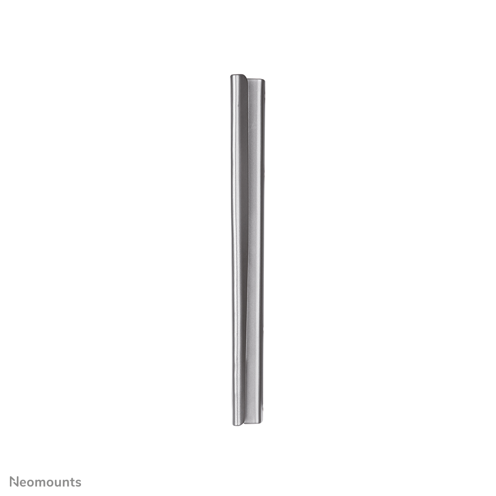 Un objet étroit et argenté, positionné verticalement sur fond blanc.