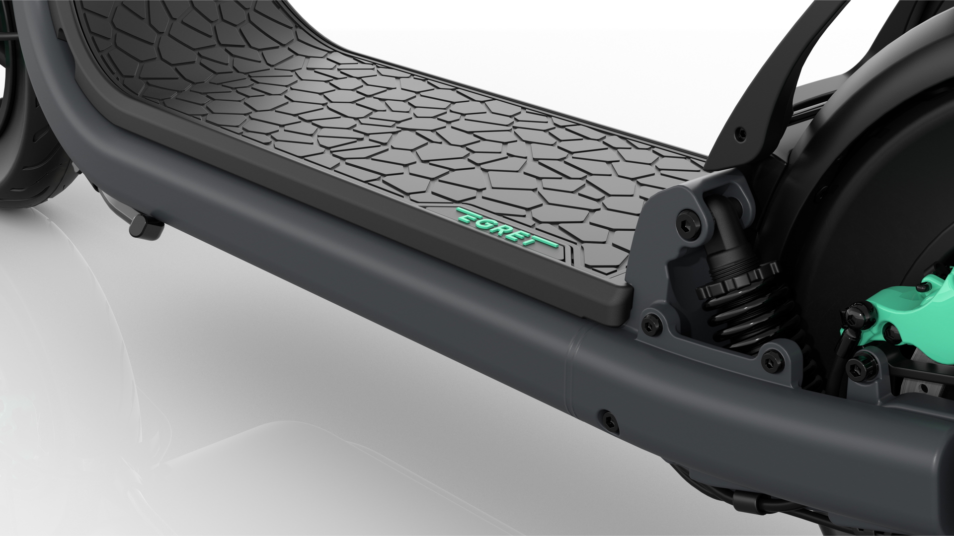 Detailansicht eines E-Scooters mit schwarzem Trittbrett, Federung und türkisfarbenem Bremssattel.