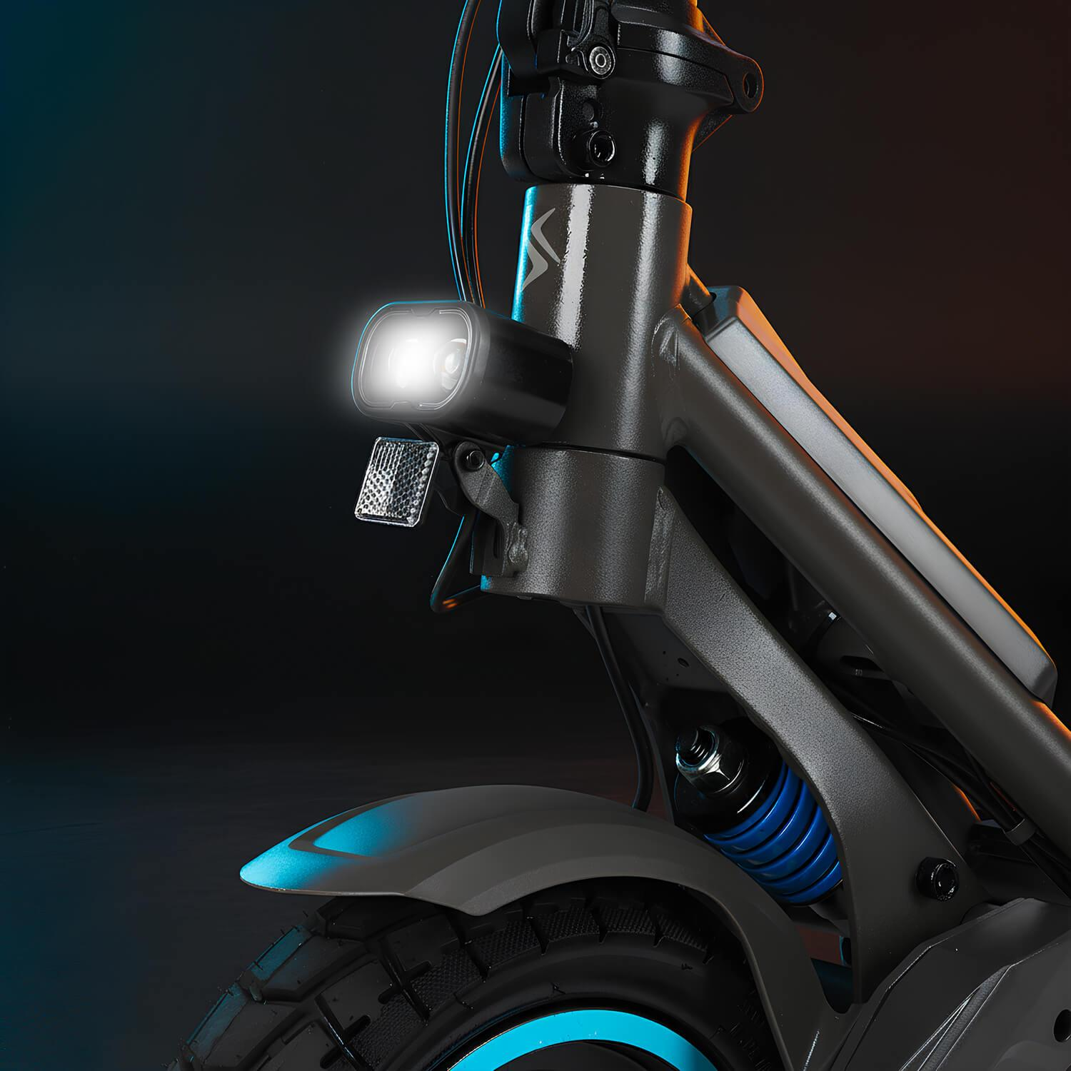 Primer plano de la parte delantera de un patinete eléctrico con faro brillante y suspensión azul.