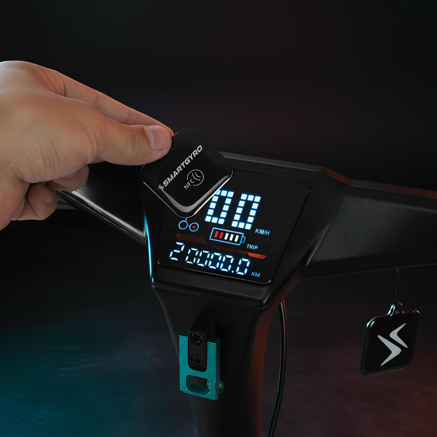 Una mano sostiene una llave NFC Smartgyro cerca de la pantalla digital de un patinete eléctrico.