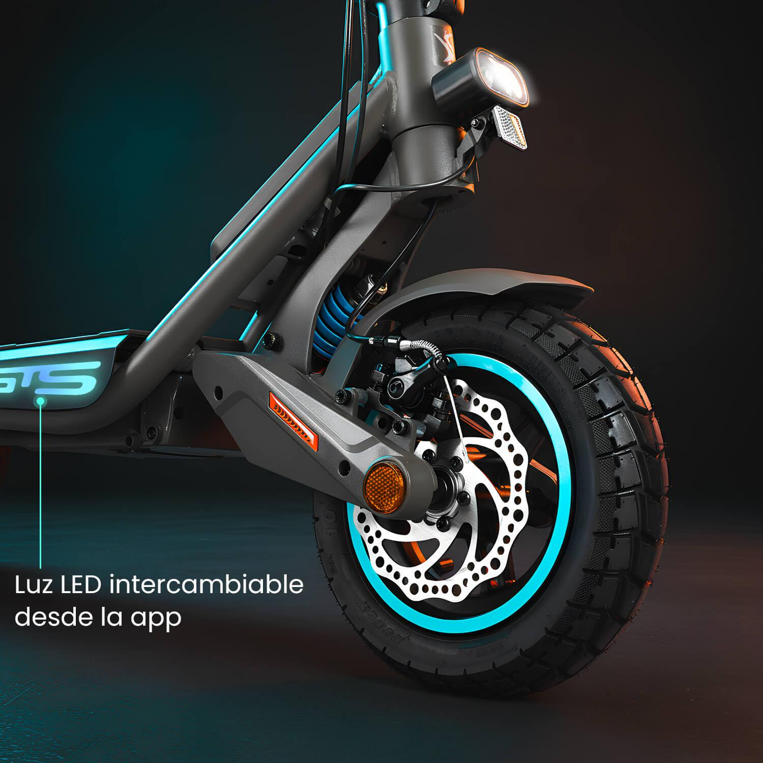 Primer plano de un patinete eléctrico con acentos azules brillantes y frenos de disco.