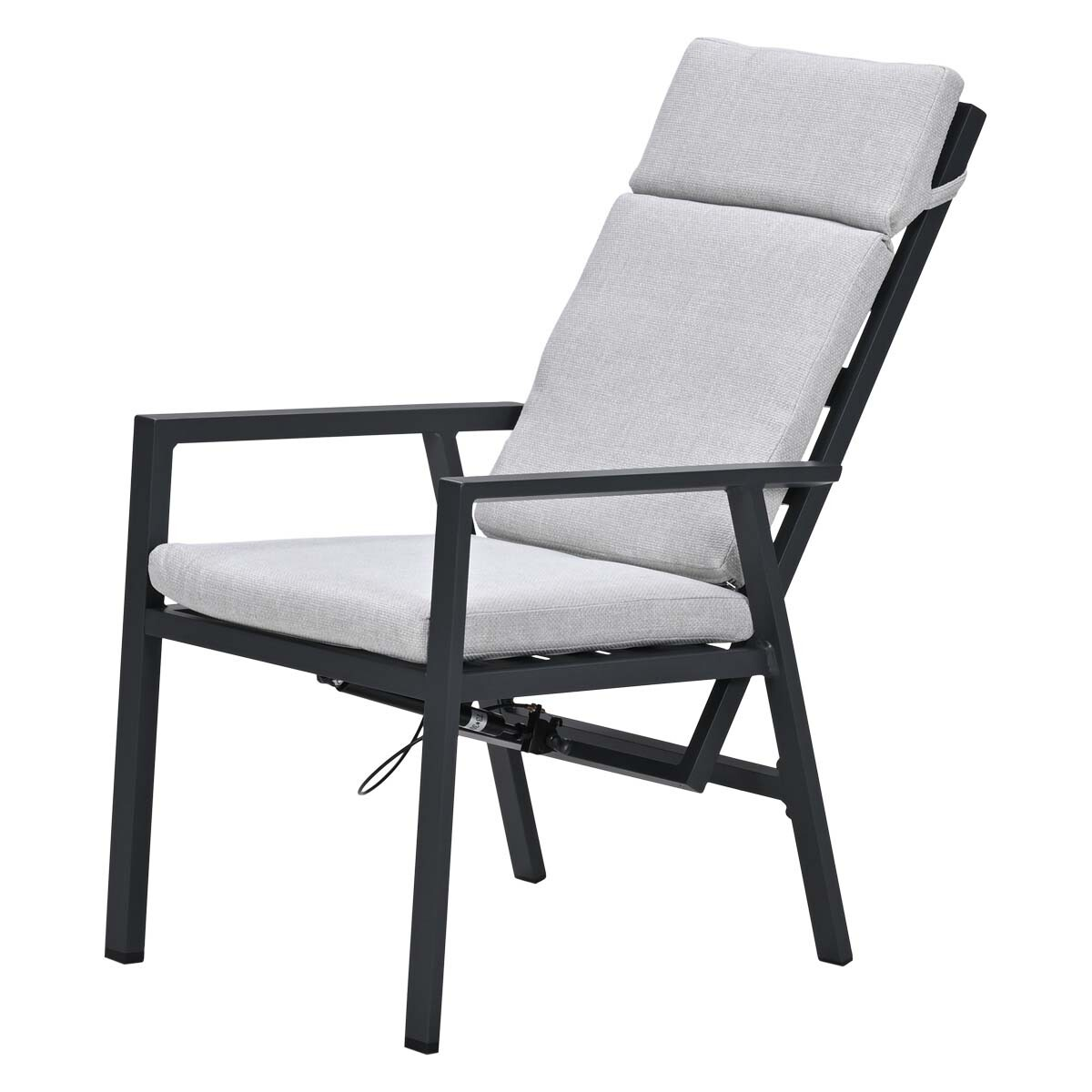 Een grijze fauteuil met een metalen frame en lichtgrijze kussens op witte achtergrond.