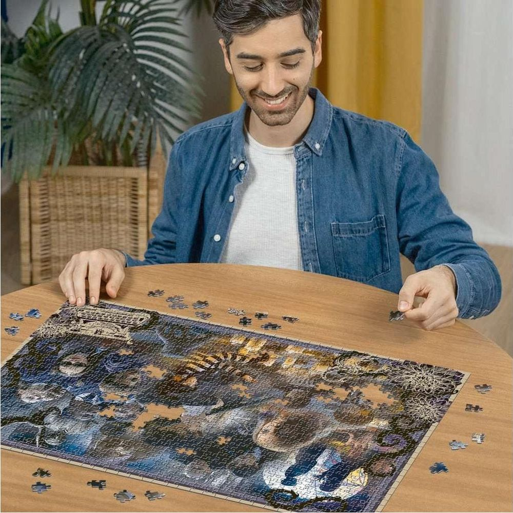 Un uomo inserisce un pezzo del puzzle, l'immagine raffigura una scena spaziale con una tigre.
