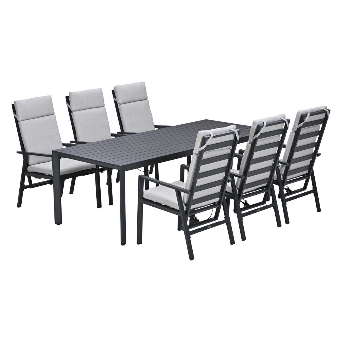 Een donkere eettafel met zes grijze stoelen met kussens.