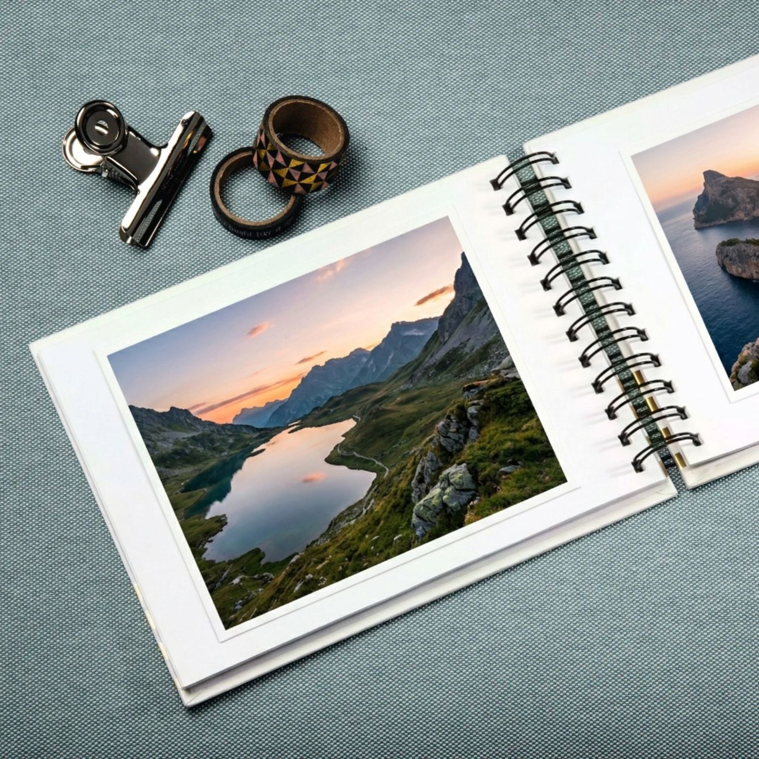 Album ze zdjęciami gór i jeziora. Obok znajduje się spinacz i taśma klejąca.