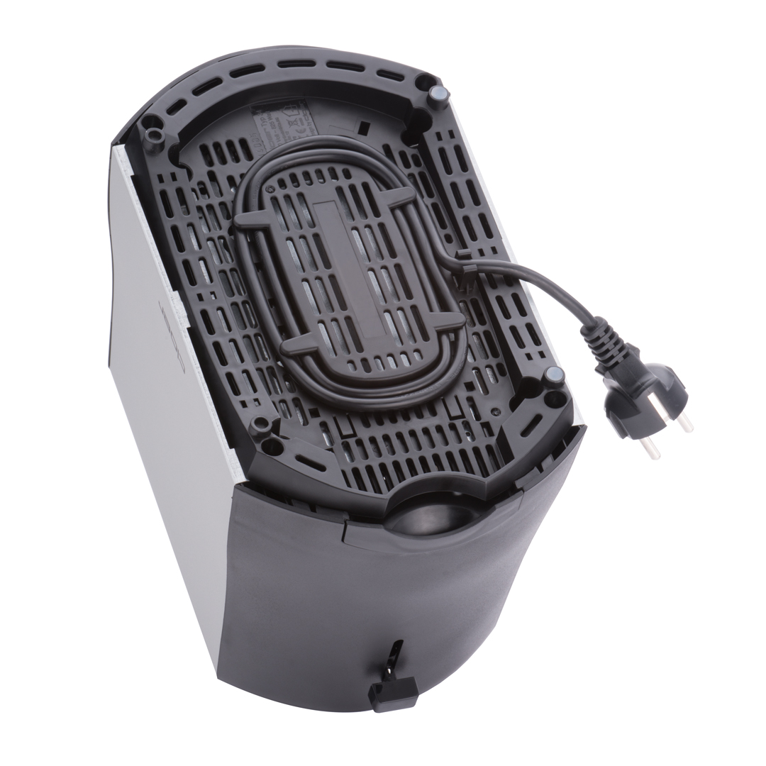 Unterseite eines Toasters mit schwarzem Kabel und Stecker, isoliert auf weißem Hintergrund.