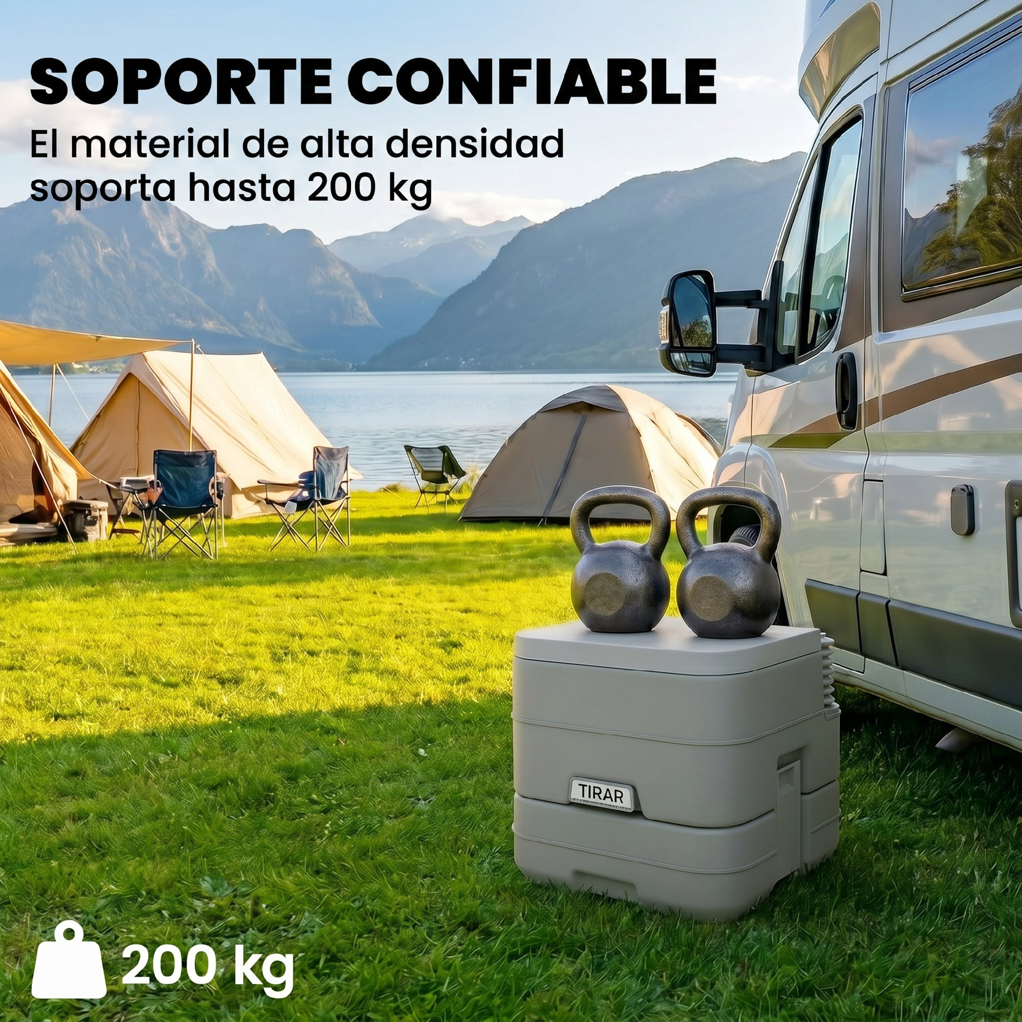 Escena de camping con autocaravana, tiendas, sillas y dos pesas rusas en un orinal.