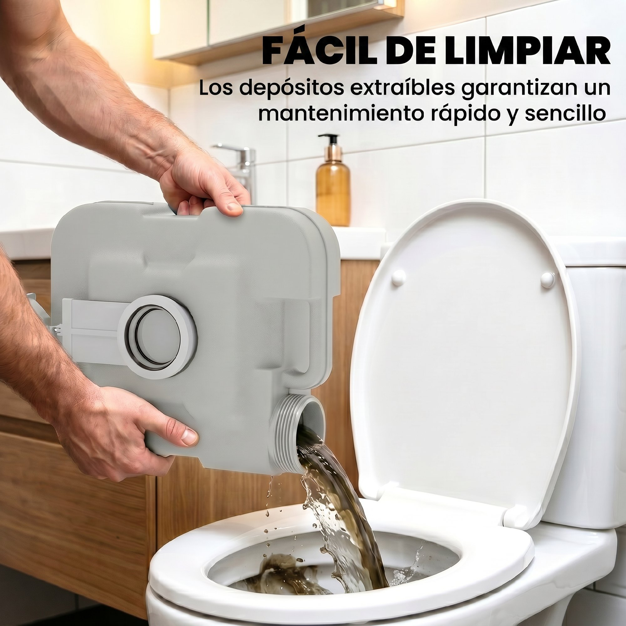 Un tanque gris se vacía en un inodoro blanco. Las manos sostienen el tanque.