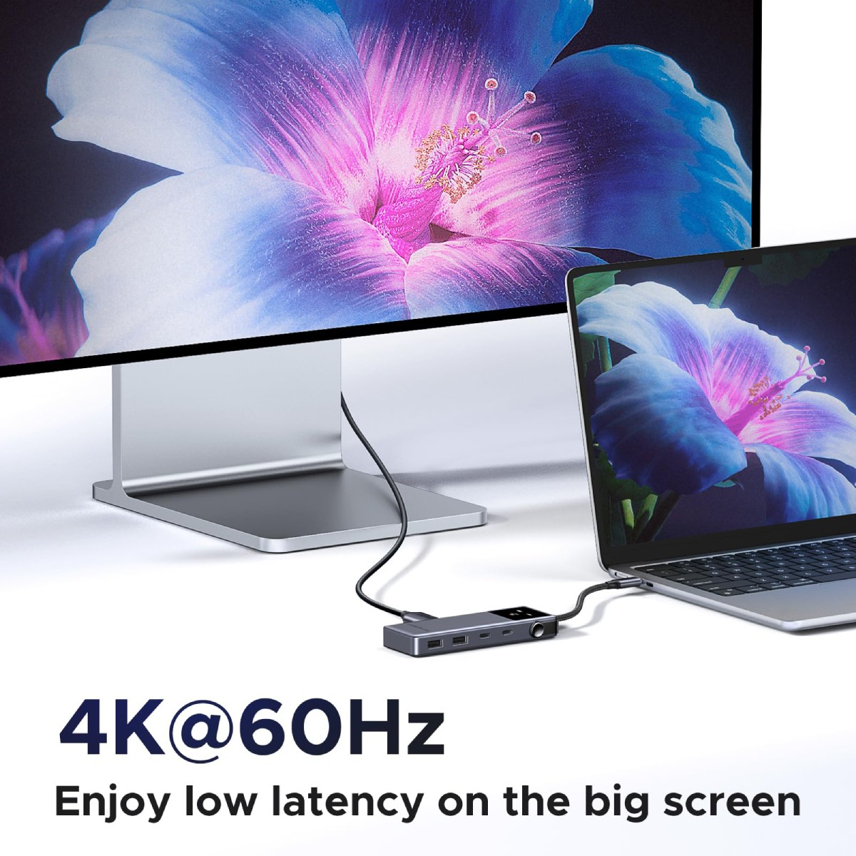 Laptop podłączony do stacji dokującej, wyświetlający duży ekran ze wzorem kwiatowym.