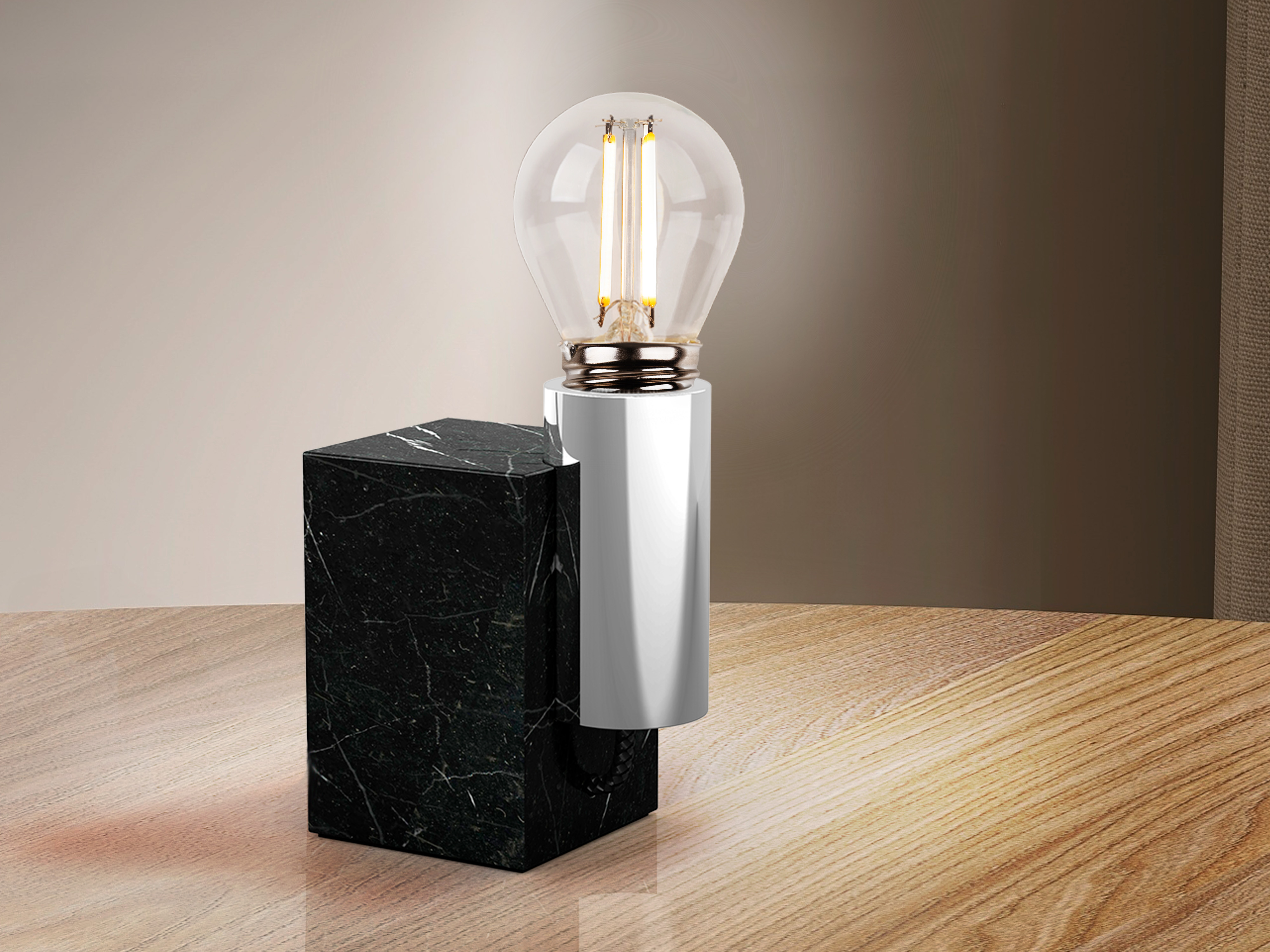 Moderne Lampe mit schwarzem Marmorsockel und Glühbirne auf Holztisch.