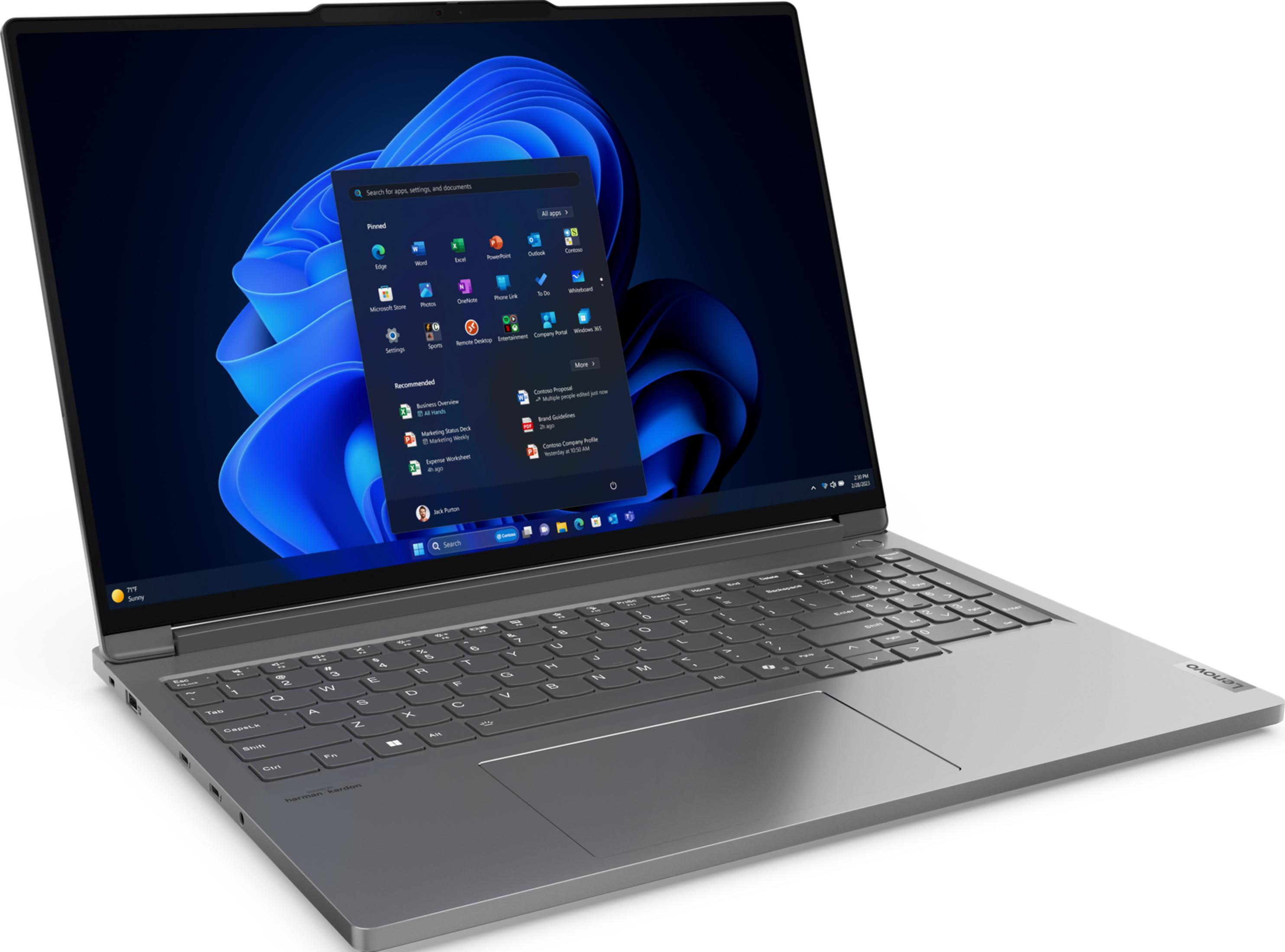 Un laptop Lenovo grigio con schermo aperto che mostra l'interfaccia di Windows 11.