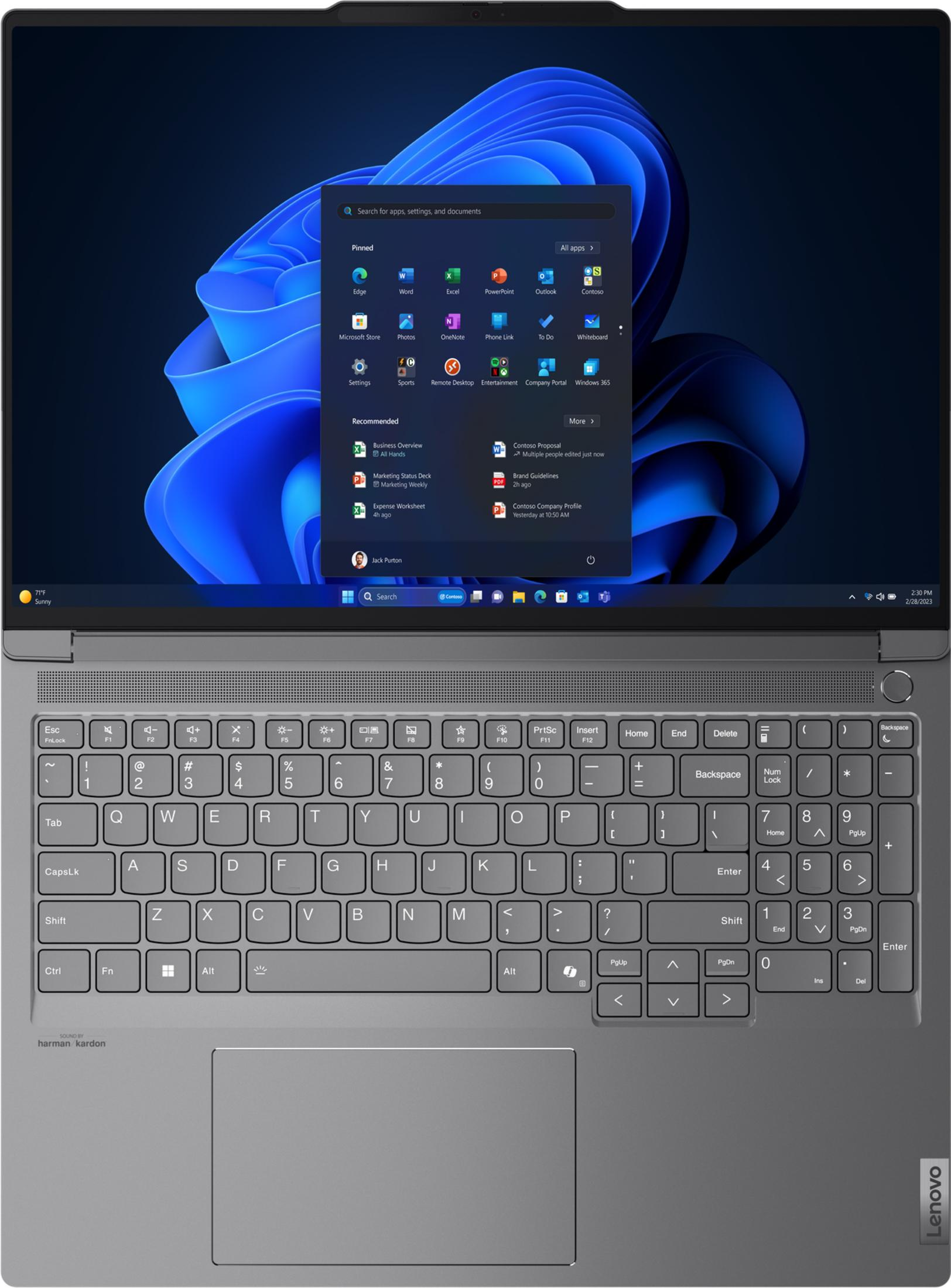 Un laptop aperto che mostra il menu Start di Windows 11 e la tastiera.