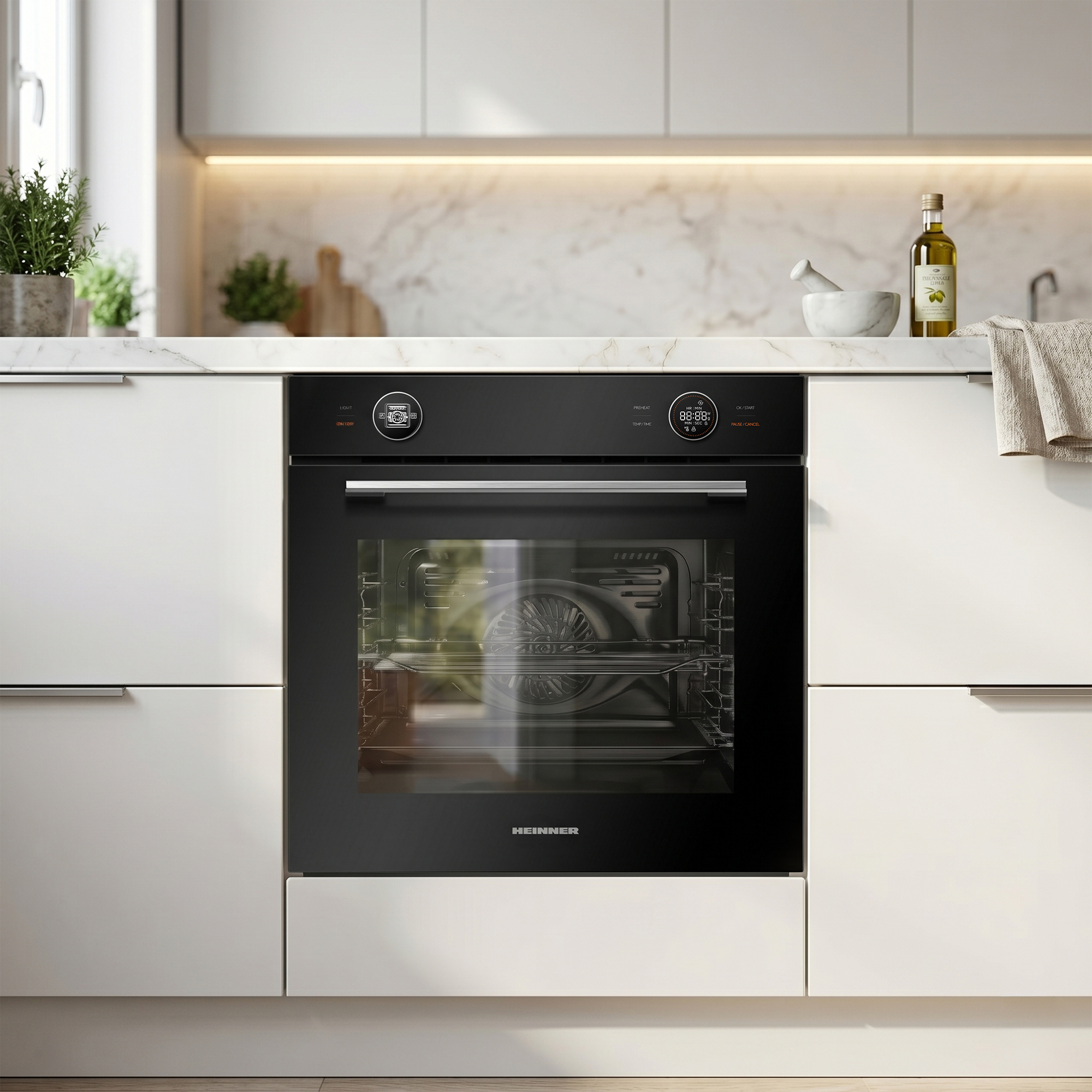 Moderne zwarte HEINNER oven met digitaal display, in een witte keuken.