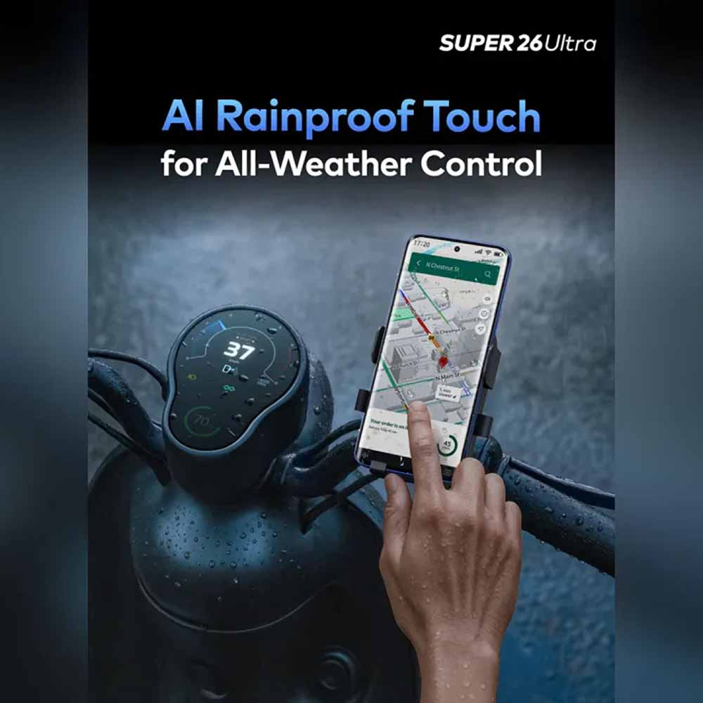 Ein Handy mit Navigations-App ist auf einem Roller montiert, der im Regen genutzt wird.