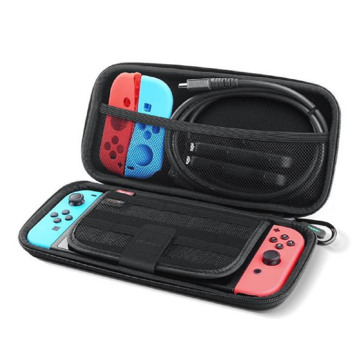 Czarna torba z kontrolerami, kablem i konsolą Nintendo Switch.