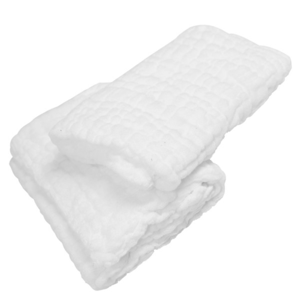 Dwa białe, teksturowane kawałki gazy ułożone jeden na drugim na białym tle.