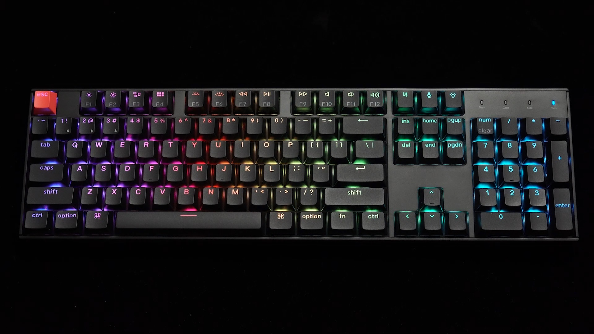 Czarna klawiatura z podświetleniem RGB na czarnym tle.