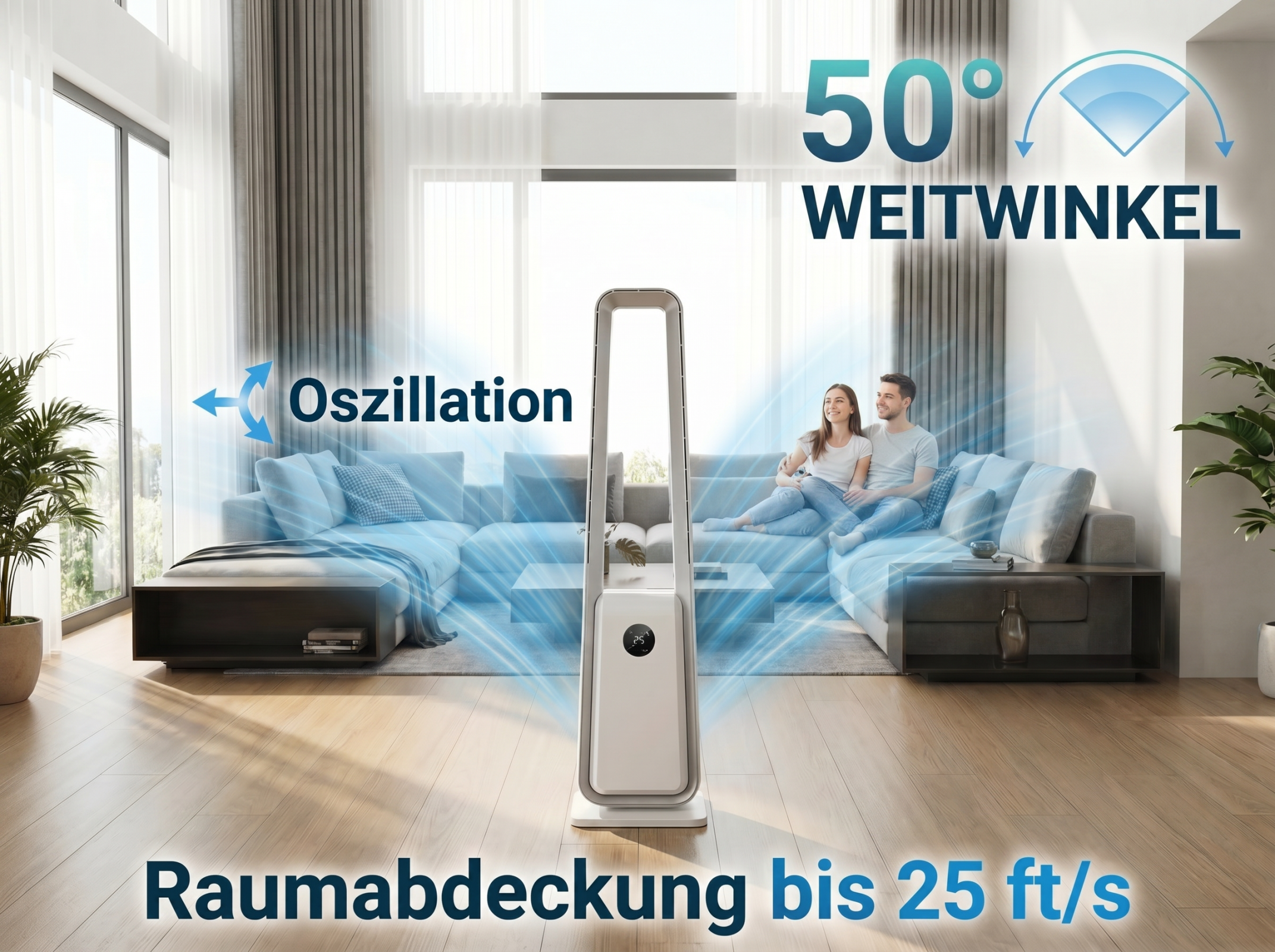 Ein weißer oszillierender Ventilator steht auf hellem Holzboden und zirkuliert Luft zu einem Paar auf einem grauen Sofa in einem hellen Wohnzimmer.