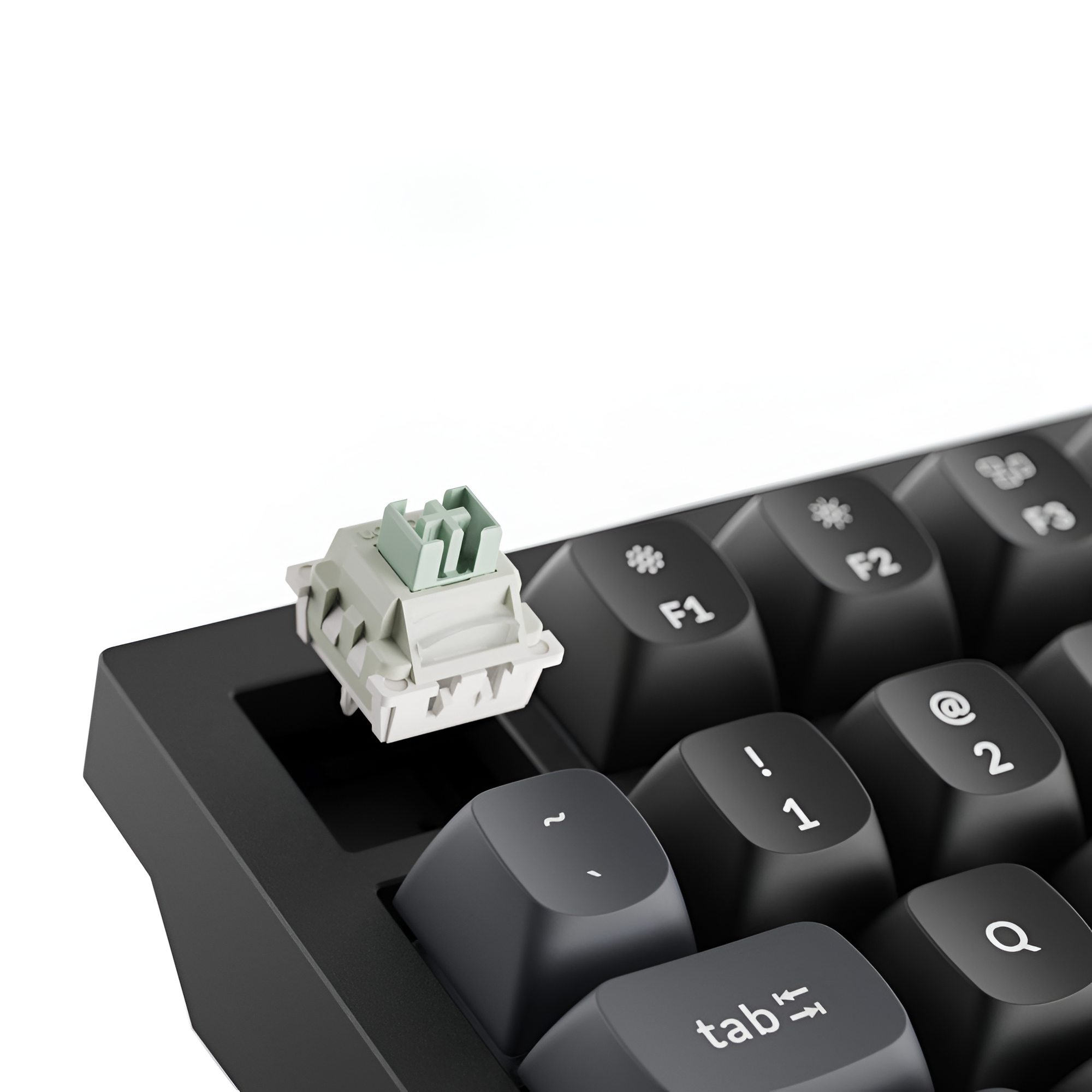 Jasny przełącznik klawiatury na czarnej klawiaturze.