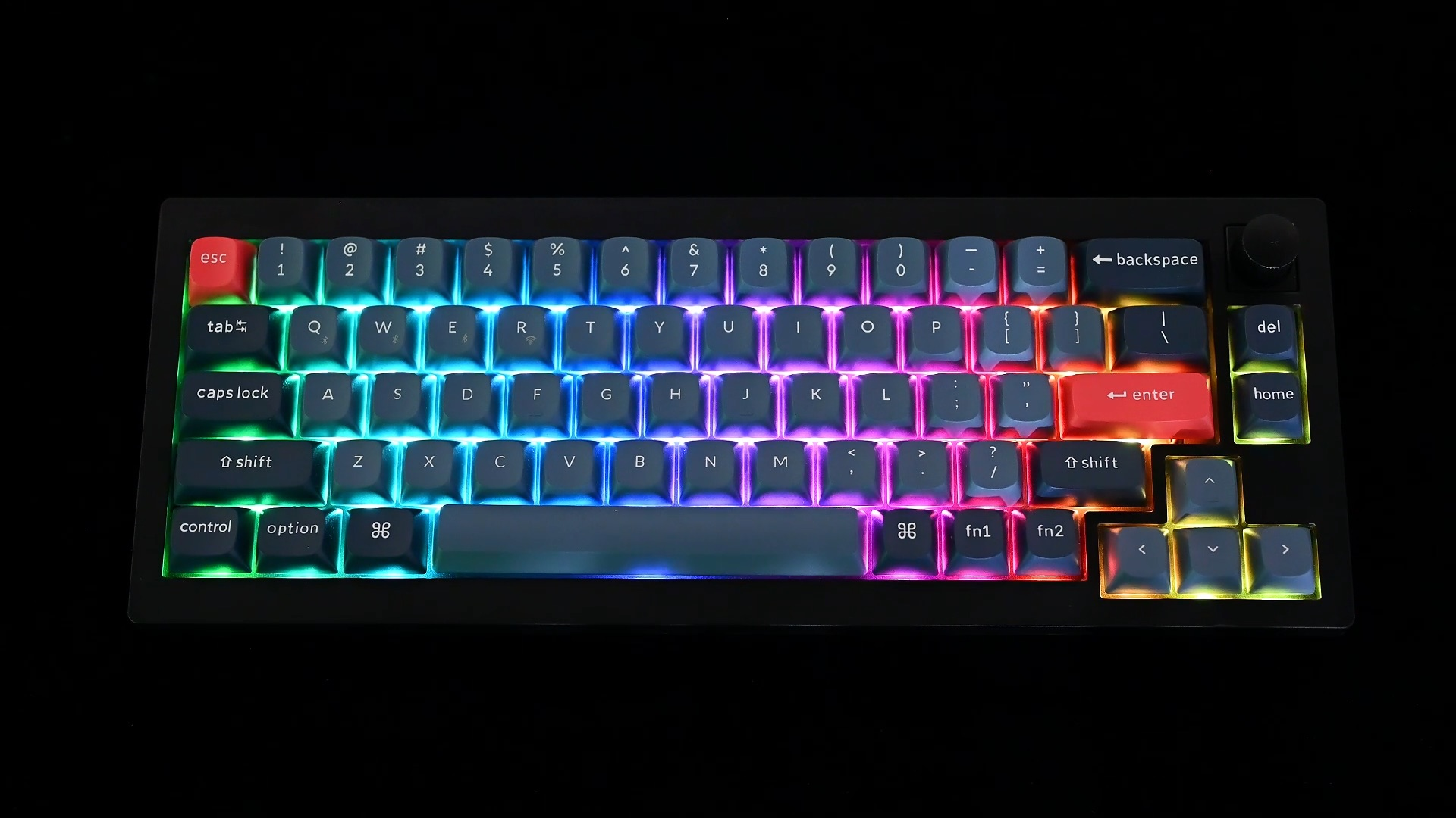 Czarna klawiatura z tęczowym podświetleniem RGB. Klawisz ESC jest czerwony.
