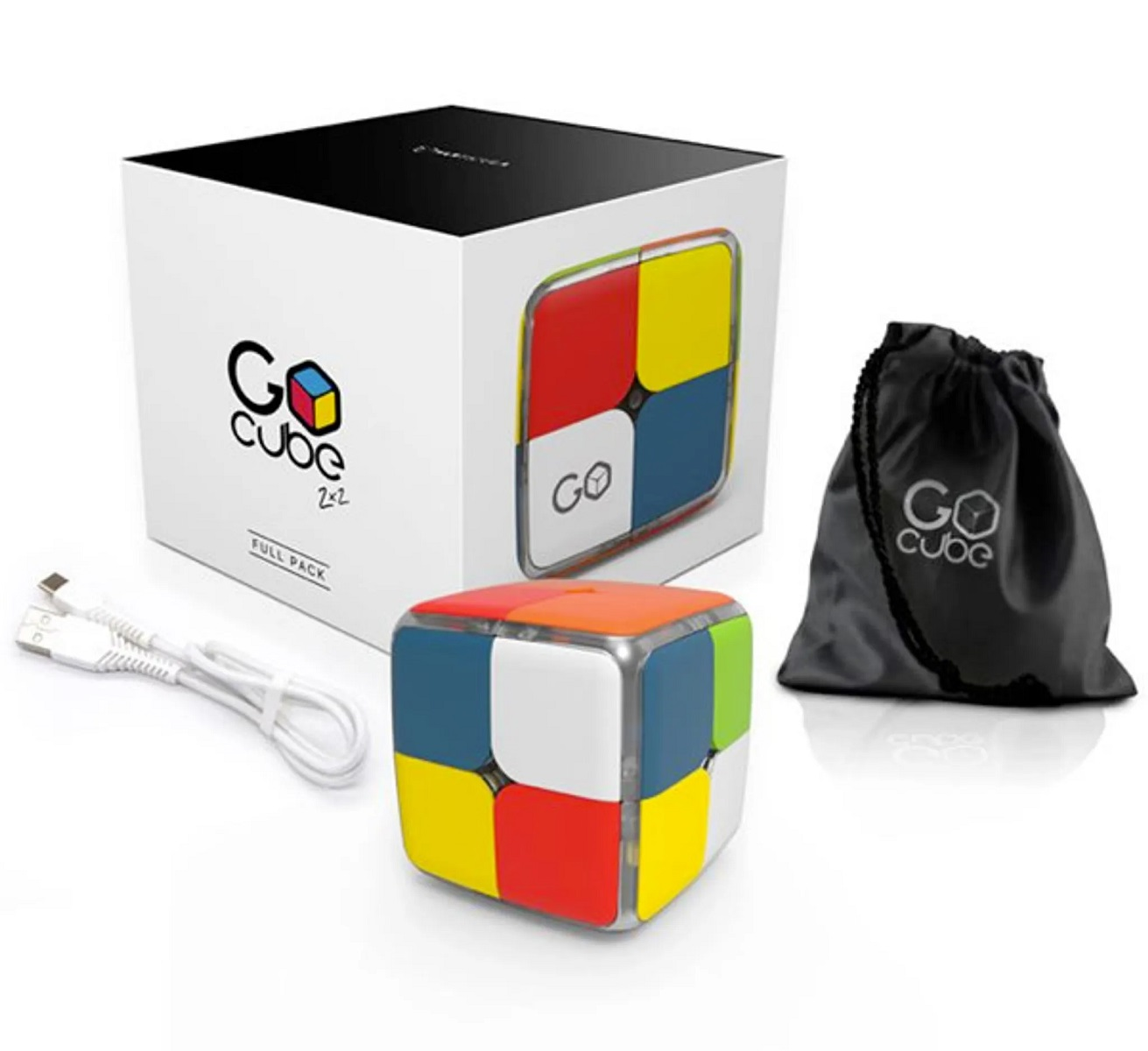 GoCube 2x2, cavo di ricarica e sacca nera con coulisse su sfondo bianco.