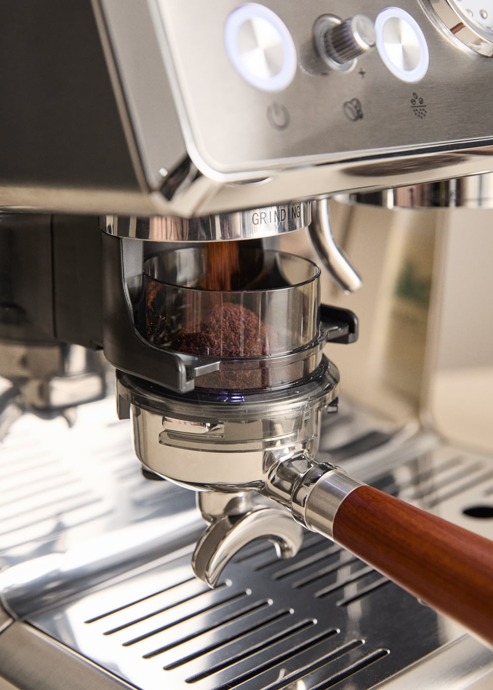 Café molido moliéndose en un portafiltro de una máquina de espresso.