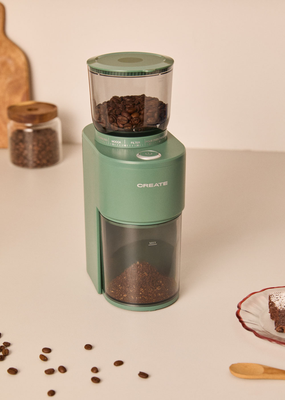 Molinillo de café verde con granos arriba y café molido abajo.