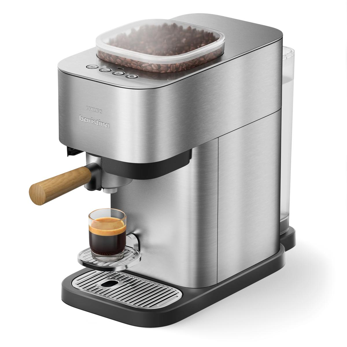 Una macchina per caffè argentata con manico in legno e un bicchiere di espresso.