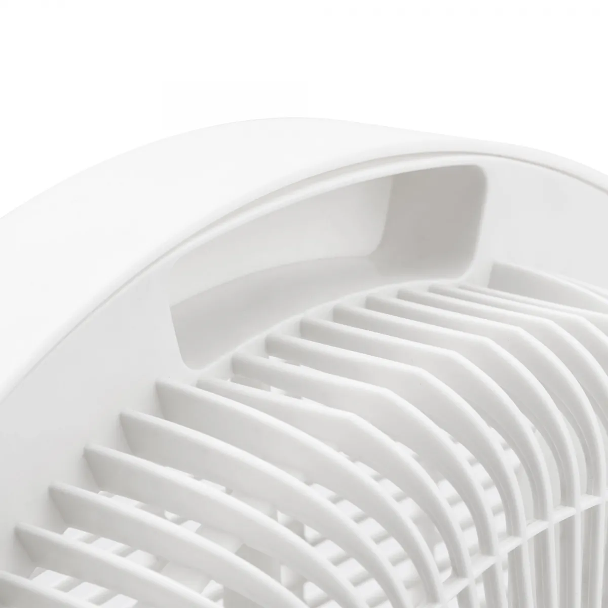 Primer plano de un ventilador blanco, mostrando lamas y un asa.