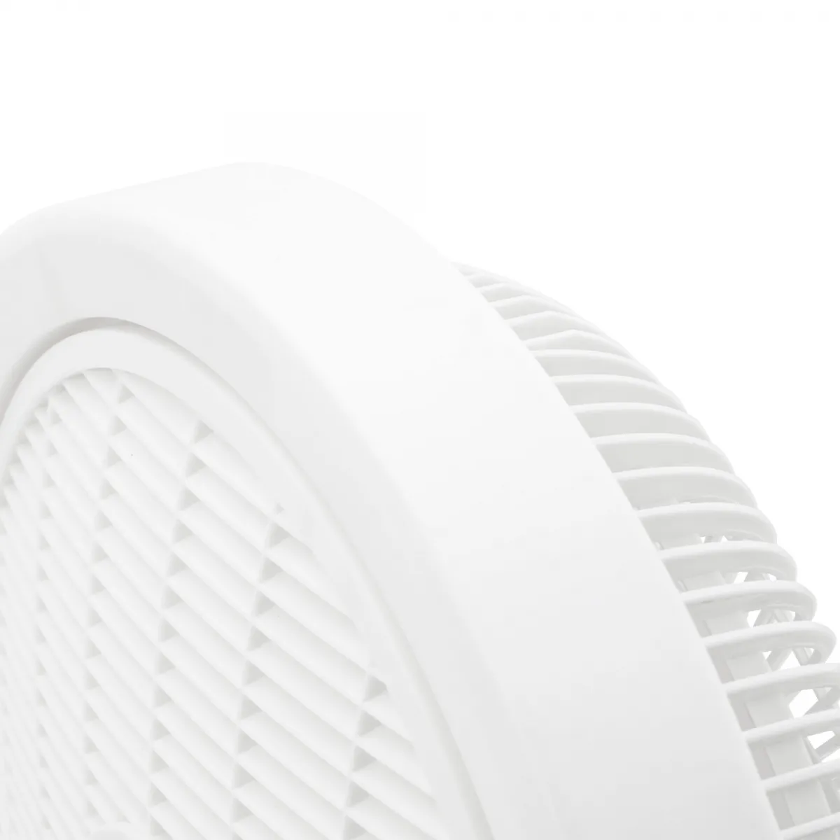 Primer plano de un ventilador blanco con rejilla acanalada y ranuras de ventilación.