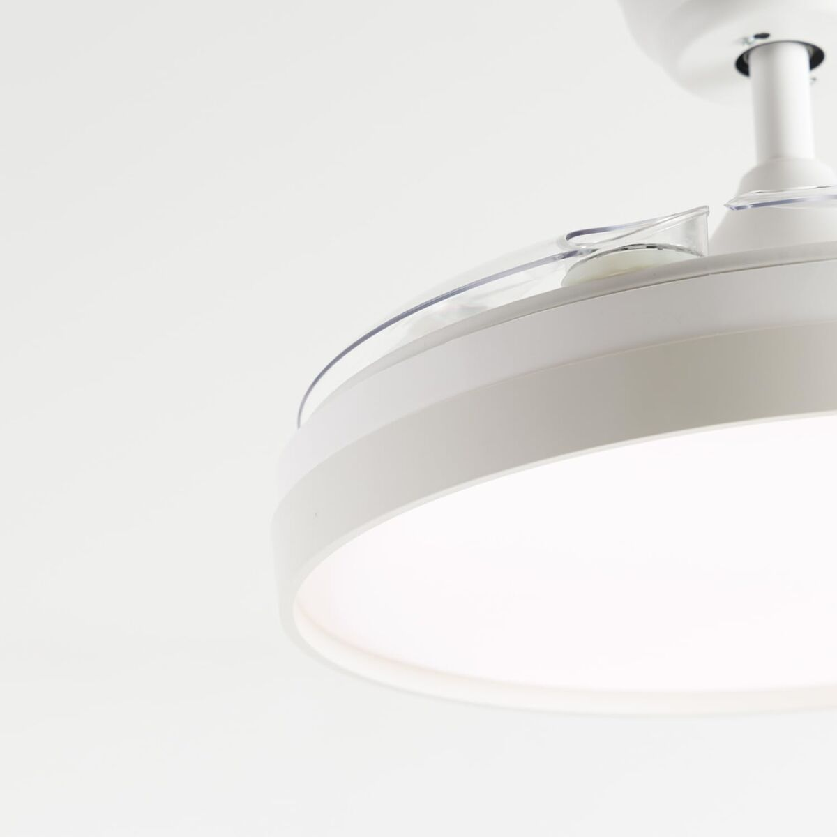 Un ventilatore da soffitto bianco con illuminazione integrata