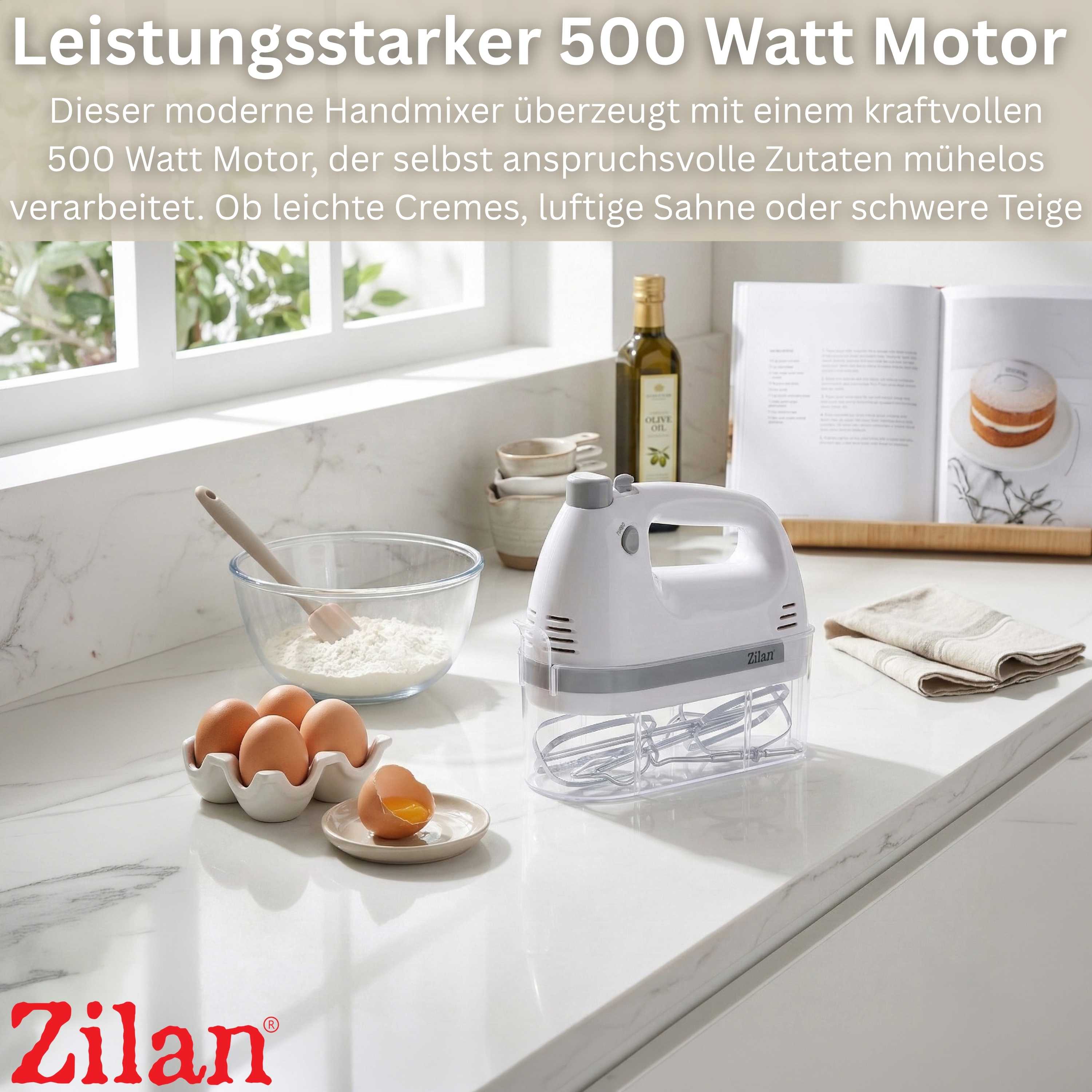 Ein weißer Handmixer steht auf einer Marmorarbeitsplatte neben Eiern und Mehl.
