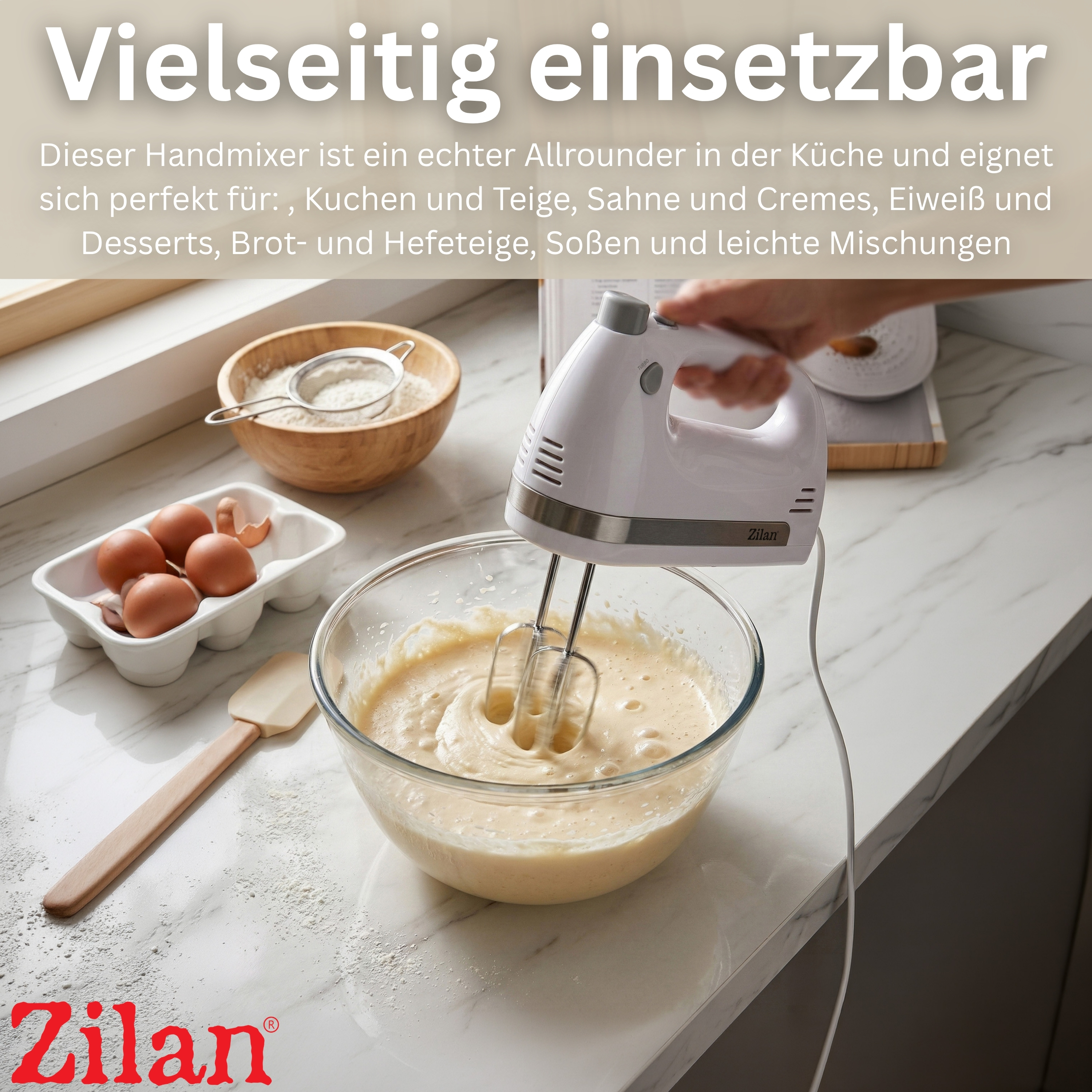 Ein weißer Handmixer mixt Teig in einer Glasschüssel. Eier und Mehl sind daneben.
